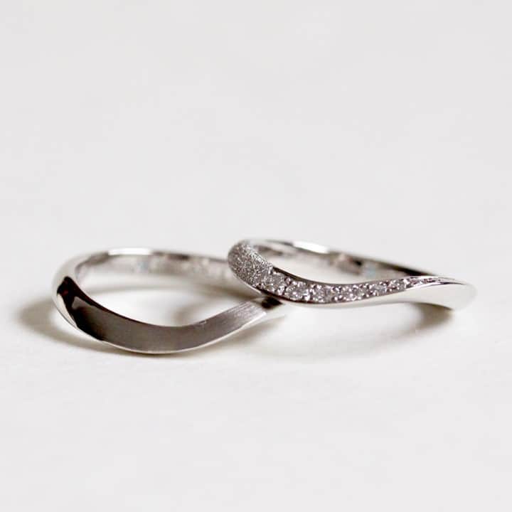 ith / イズ オーダメイド結婚指輪さんのインスタグラム写真 - (ith / イズ オーダメイド結婚指輪Instagram)「カーブフォルムの指輪の中でも 選ばれた指輪は特別大胆なフォルムです。  ひらりと浮遊しているかのような 魅惑的なS字フォルムは、 人との差をつけたい お二人にぴったりでした。  カーブに添わせた 大粒のダイヤモンドが印象的な 女性の指輪。  スターダスト加工で より華やかさを演出しました。  男性の指輪には 部分的にマット加工を施し、 二面性とお揃い感を意識しました。  ▽ 指輪について 結婚指輪(男性)：コレガーレ Pt900：131,000円〜  結婚指輪(女性)：コレガーレ Pt900：156,000円〜  公式ハッシュタグ🤳✨ #イズマリッジ  【オンラインサポートOPEN】 お二人それぞれのご自宅にいながら 指輪のオーダーメイドができる、 ithのオンライン相談もご活用ください💻 ご試着最多6点まで、レンタル可能です💍  #マリッジリング #エンゲージリング #結婚指輪 #婚約指輪 #カスタマイズ #指輪 #ダイヤモンドリング #婚約 #プレ花嫁 #ナチュラルウェディング #結婚指輪探し #指輪選び #指輪探し #結婚指輪選び #ペアリング #プロポーズ #特別感　 #オーダーメイドリング #結婚指輪オーダー #ゴールドリング #パーソナライズ #結婚準備 #花嫁  #2021春婚 #2021夏婚 #2021秋婚」2月17日 12時30分 - ith_marriage