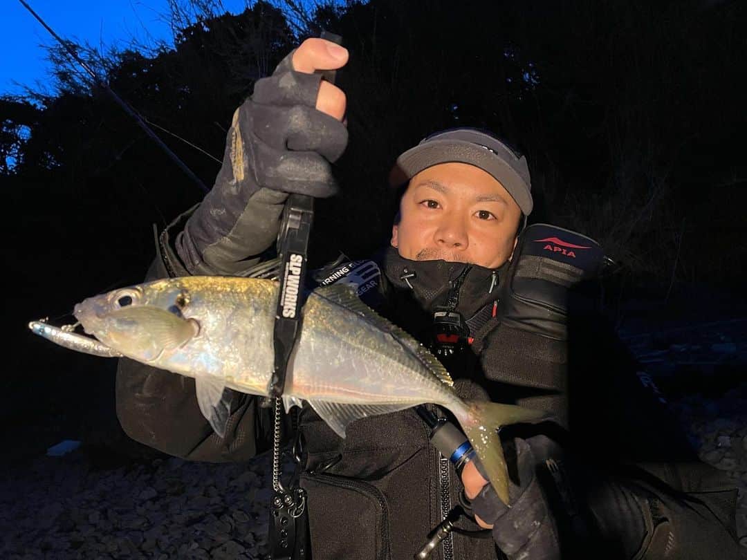 野中泰輔のインスタグラム：「プラグオンリーでウェーディングアジ🐟 @anglersutopia パンチラ45は釣れまくり注意です！笑  そして地元長崎でやらないわけにはいかないよね…という事でロックショアアイテムを揃えようと思います！！ @rivalley_fishing のカタログも少しずつ釣具店にあると思いますが気になるアイテムが沢山ですね🔥 是非チェックしてみてください！！  #bboytaisuke #ウェーディングアジ #ウェーディングアジング #sunline_japan #slpworks #apia #RBB」