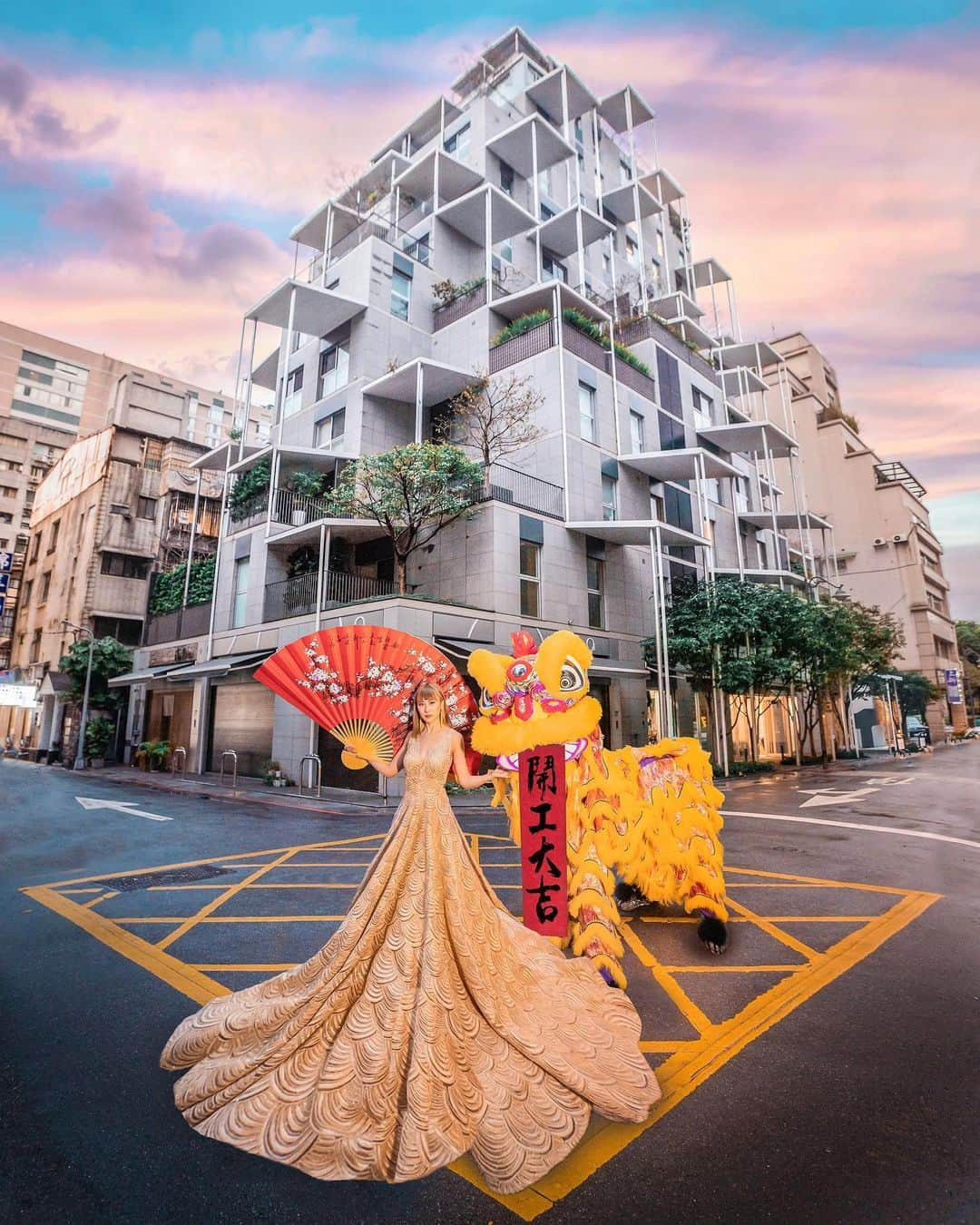 樂さんのインスタグラム写真 - (樂Instagram)「🧧新年特輯 大年初六最終篇🧧 台北。富富話合🌇 新年最終篇，今天用金色大禮服陪大家一起開工賺大錢🔥 祝大家開工大吉，一起加油💪 這次新年特輯大家最喜歡哪一篇，留言告訴我吧❤️ - 第一次拍攝新年企劃，我們從去年12月就開始討論🔥 從題材、地點、道具、禮服，舞獅、構圖、拍攝日期、小幫手，各項合作，全部都由我和 @ir47363 兩個人討論並完成💪 然後在一月中開始緊鑼密鼓的秘密進行，一直到新年分享給你們🔥 - 這次拍攝的理念前幾天也和你們分享過 我們想把新年元素，融合在台灣各地的美景裡，帶著大家看見台灣的美☺️ - 另外舞獅的靈感來源是 @kathy_0718 前年的新年創作🧧 是我在ig上看到最早融合舞獅攝影的創作者，當初看到就被震撼到，真的很厲害🔥 - 完成這次的新年企劃真的成就感滿滿 雖然同時也備感壓力🙈 但看見大家的熱烈反應，真的全部都值得了 好想知道這次新年特輯大家最喜歡哪一篇，或是喜歡的順序！快點留言告訴我😜 - Model: @ir47363 🧨 Dress: @linli_boutique 👰‍♀️ Lion dance: 震溪龍獅民俗技藝團 🐯 Partner:  @da.nnnn.yy  @leejoin 💚 Photograph @ygt1016 💙 Edit: @ygt1016 💜」2月17日 12時31分 - ygt1016