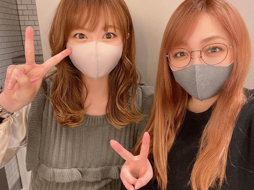 平林あずみさんのインスタグラム写真 - (平林あずみInstagram)「❤︎ ゆうちゃんと横浜みなとみらいデートした時の🎡💗 たまたまそっちの方で用事があるんだぁーって話したら、来てくれたのっ🥰✨ 普段あまり出歩かないから…お買い物も付き合ってくれたし、お散歩も出来てリフレッシュできました☺️🌿✨ オシャレなテラスで食べた、クルミっ子がとっても美味しくて大好きな味だった💓 また食べたいなぁΨ( 'ω'* )✨ *  #横浜 #みなとみらい #みなとみらいデート #みなとみらい散歩 #クルミっ子 #ハンマーヘッドシャーク #鎌倉紅谷 #茶髪女子 #テラスでまったり #一緒にいて落ち着く」2月17日 12時32分 - azumin0415