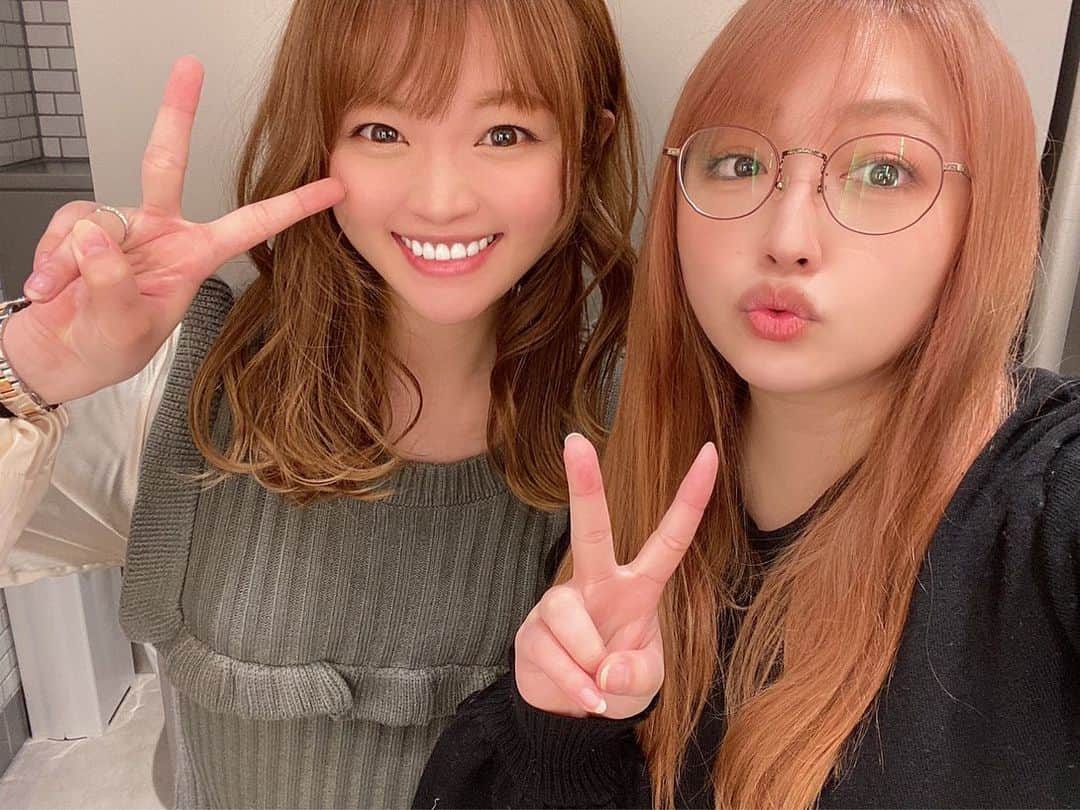 平林あずみのインスタグラム：「❤︎ ゆうちゃんと横浜みなとみらいデートした時の🎡💗 たまたまそっちの方で用事があるんだぁーって話したら、来てくれたのっ🥰✨ 普段あまり出歩かないから…お買い物も付き合ってくれたし、お散歩も出来てリフレッシュできました☺️🌿✨ オシャレなテラスで食べた、クルミっ子がとっても美味しくて大好きな味だった💓 また食べたいなぁΨ( 'ω'* )✨ *  #横浜 #みなとみらい #みなとみらいデート #みなとみらい散歩 #クルミっ子 #ハンマーヘッドシャーク #鎌倉紅谷 #茶髪女子 #テラスでまったり #一緒にいて落ち着く」