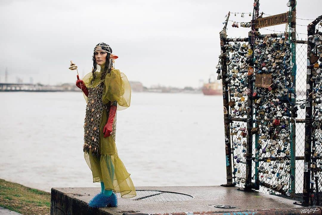 National Geographic Creativeのインスタグラム：「Photo by @akasharabut / Julianne Merino is an artist living and working in New Orleans.  With Mardi Gras being cancelled this year it was still important for her to make a costume. “My costume came from a desire to embody the Mississippi River.  The idea is to look like a creature that crawls out onto the shore of the Mississippi. The chainmail, decorated in bait and fishing lures, represents a cast net to catch shrimp, oysters and crawfish. The glass beads are hand-strung from glass bead parade throws from Mardi Gras past. I wanted to embody the Mississippi River as an integral part of New Orleans and its history. It’s also an important destination on Mardi Gras day to reach the river at the end of Saint Anne  parade. It’s the point in the day when you feel like you can take a deep breath, and finally sit down on the river steps, bump into familiar faces and mysterious creatures in costume, and really feel connected to your community. The Saint Anne parade originally started to go the the river to pay homage to those who have lost their lives to HIV. I think it’s a really beautiful release, and I hope to see everyone there next year.”」