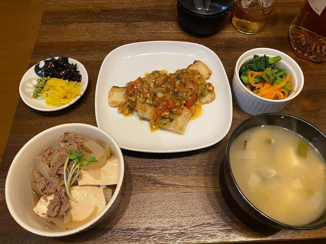 山崎ケイさんのインスタグラム写真 - (山崎ケイInstagram)「タラのムニエル 肉豆腐 菜の花とにんじんのからしあえ 味噌汁の残り 漬物とか  軽くダイエットしてるけど、 写真に載せてるもの以外もみかんとかりんごとかナッツとかポテトチップスとかチョコとかせんべいとかたまにご飯とか食べてる🙈  家でご飯食べる機会が増えたので、少しでも皆様の献立の参考になればと思っております🙇‍♀️  タラは塩胡椒して小麦粉ふってバターで焼いてます。 上に乗ってるのはニンニクと玉ねぎとトマトを炒めて火を止めてからシソを入れたものです。味つけは塩胡椒と酒と少し砂糖を入れました🙌  #献立 #昨日の夜ご飯 #今日は5キロ走った」2月17日 12時42分 - kei_yamazaki_aisekistart