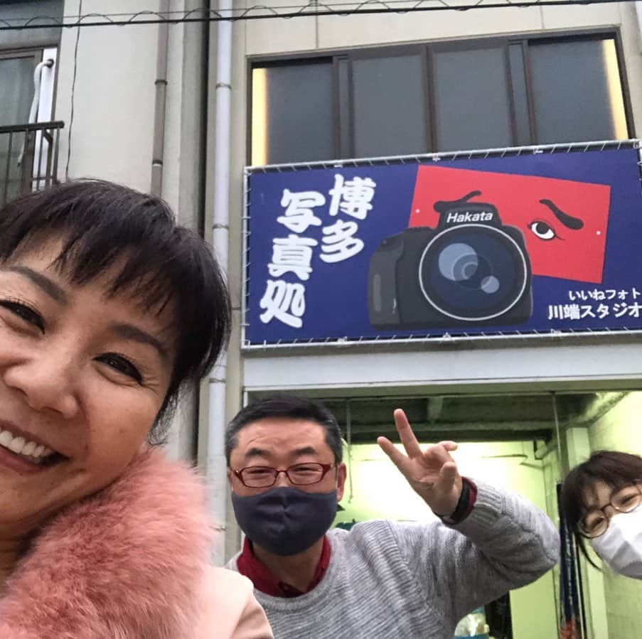 山本華世さんのインスタグラム写真 - (山本華世Instagram)「櫛田神社の近くにあるスタジオです。外での撮影もしてくれます。冷泉公園の桜の季節とか、良さそうですよ。 いいねフォト川端スタジオ https://iinefoto.com/ #思い出 #思い出写真 #卒業写真 #入学写真 #花見　#桜 #博多　#福岡 #自粛生活を楽しく過ごす  #バータービレッジ #いいねフォト企画事務所  #いいねフォト川端スタジオ」2月17日 12時44分 - kayo_092