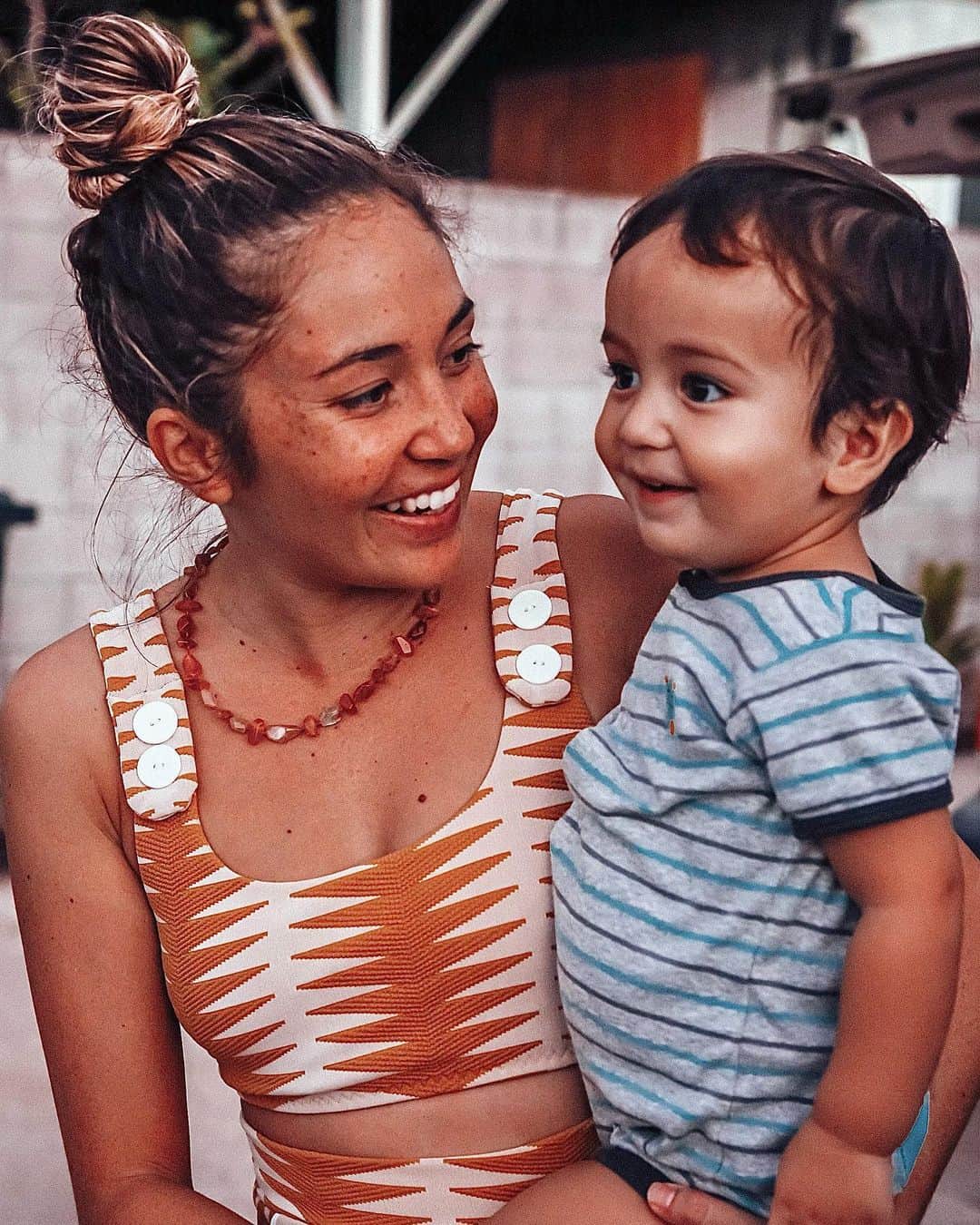 アリッサ ウーテンのインスタグラム：「Baby Noa ❤️ I miss him in onesies 💕 Time sure does fly ✨PC @chissta」