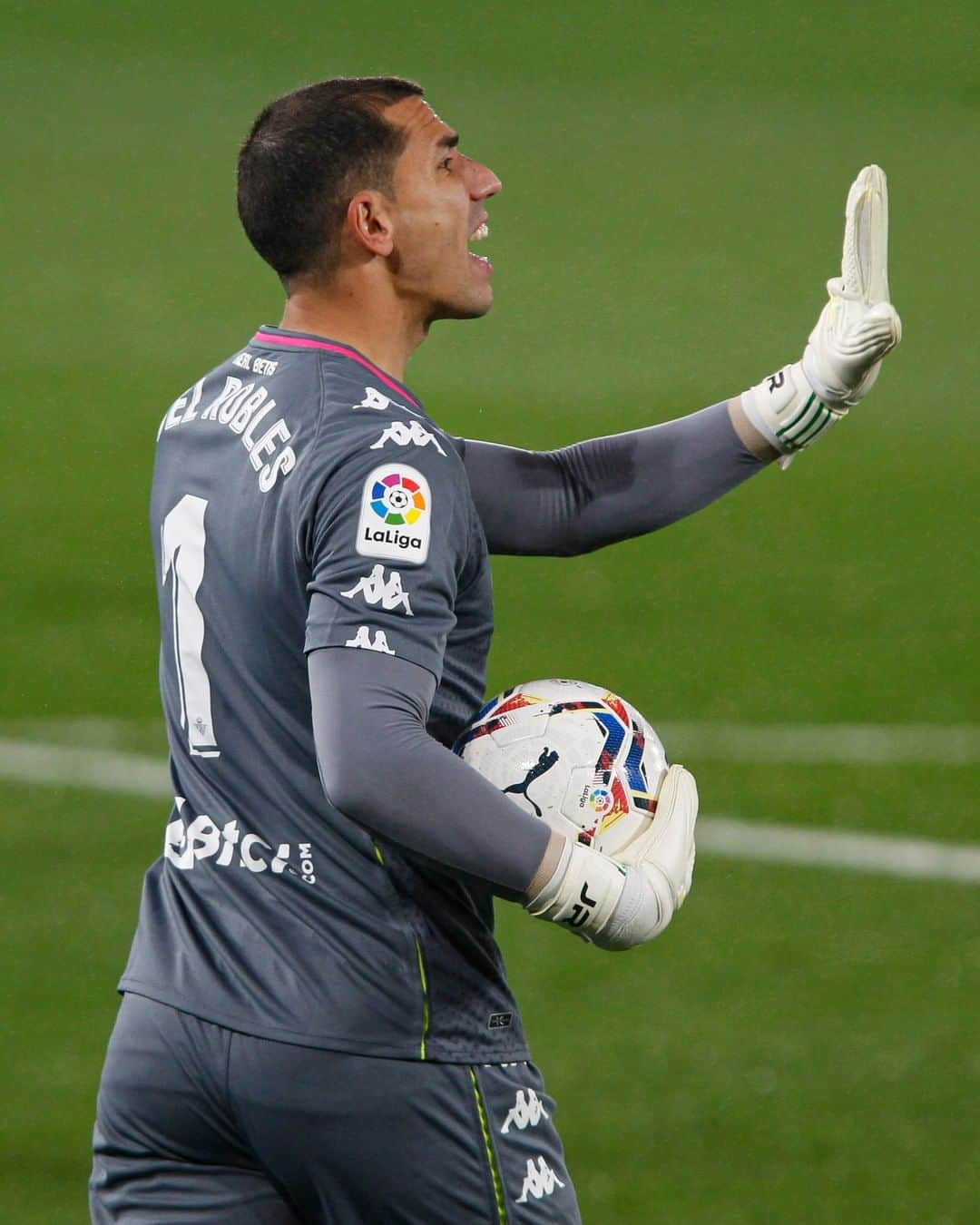 LFPさんのインスタグラム写真 - (LFPInstagram)「🔝 GOALKEEPER! 💚⚡   ¡Un PORTERO 🔝! ⚡💚  #JoelRobles #RealBetis #LaLiga #LaLigaSantander #Football #HayQueVivirla #YouHaveToLiveIt」2月17日 13時00分 - laliga