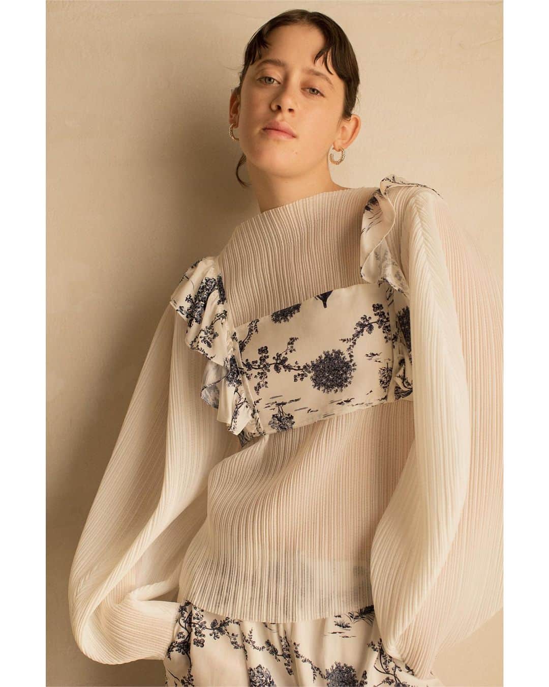 leinwande_officialさんのインスタグラム写真 - (leinwande_officialInstagram)「-Landscape Print Frill Cropped Top- A light and soft eco-friendly material cupra twill, printed in Tokamachi City, Niigata.  #leinwande #leinwände」2月17日 12時55分 - leinwande_official
