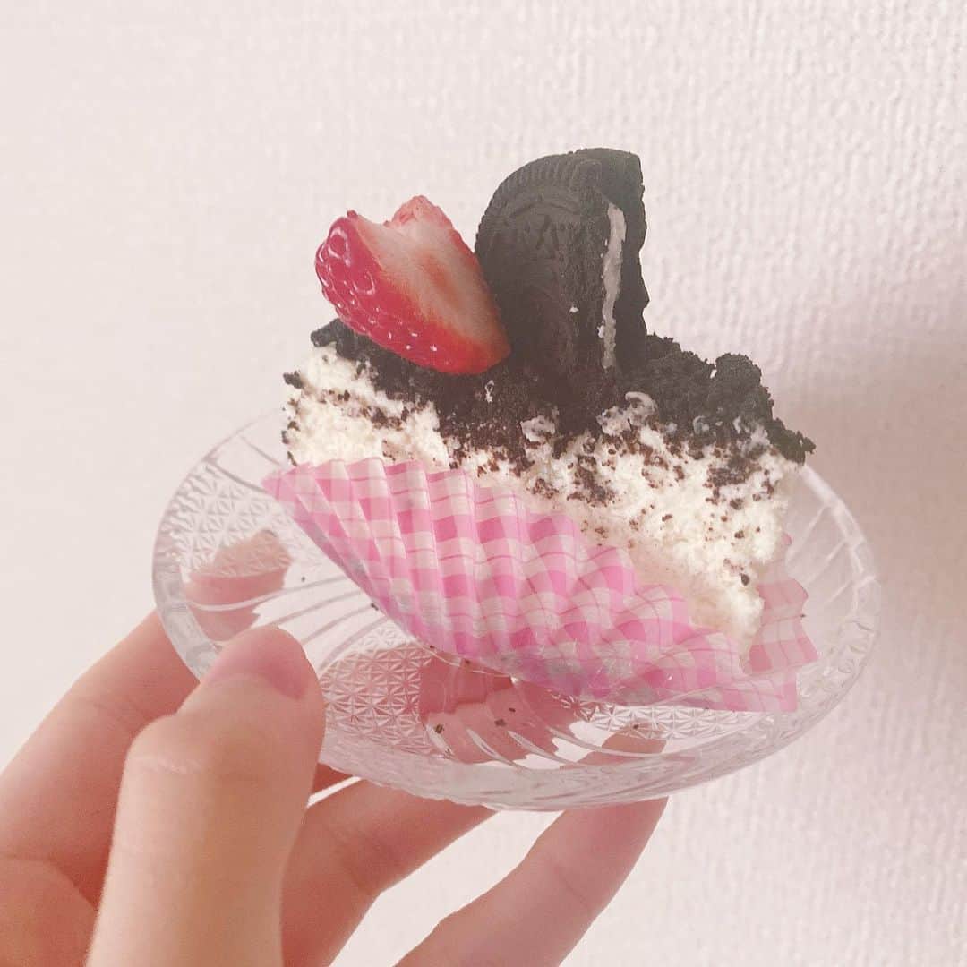 のインスタグラム：「🤍🖤﻿ ﻿ オレオチーズケーキを作りました✨﻿ 焼かない、砂糖を使わないで作りました〜﻿ 上手に出来て良かった☺️💗﻿ ﻿ ┈┈┈┈┈┈┈┈┈┈┈┈┈┈┈┈┈┈┈┈﻿ ﻿ 【材料(15cmの型)】﻿ オレオ90g﻿ クリームチーズ200g﻿ 生クリーム120cc﻿ ホワイトチョコ2枚﻿ バター30g﻿ ﻿ 【作り方】﻿ ①オレオの白いクリームを取り除き袋に入れて細かく砕く。(白いクリームは後で使うよ！)﻿ ②1に溶かしたバターを入れて揉みこみ、2/3分、型にギュッと敷き詰めていく。﻿ ③ボウルにクリームチーズを入れて滑らかになるまで混ぜて、1の白いクリームと溶かしたホワイトチョコを入れて混ぜていく。﻿ ④別のボウルで生クリームを8分立てにして、3に2~3回わけながら入れて、ゴムベラで底からすくい上げて切るように混ぜる。﻿ ⑤型に入れて平にして、トントンと上から数回落としたら、2で残した砕いたオレオをのせて、一日冷やし固めたら完成✨﻿ ﻿ ┈┈┈┈┈┈┈┈┈┈┈┈┈┈┈┈┈┈┈┈﻿ ﻿ 甘さが足りない場合は、生クリームを泡立ててる時に砂糖を入れるか、クリームチーズを滑らかにしている時に入れてください☺️﻿ ﻿ 美味しいのでオススメです🥳💗﻿ ﻿ #オレオチーズケーキ #オレオ #お菓子作り #お菓子作り」