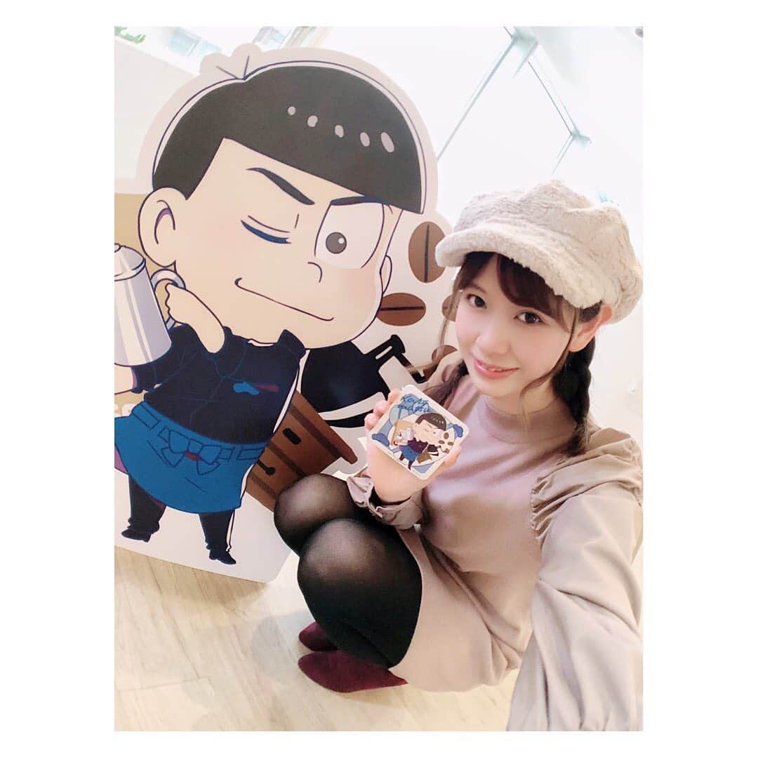 小河結香のインスタグラム：「おそ松さんカフェ🍒🕶✨ in アニぱらカフェ☕️🍴 前半期間1人参戦😎 相変わらずアニぱらカフェの雰囲気好き💕 店内の飾りもグッズも店員さんも 特典も予約無料のとこも全部好き🥰 後半戦も予約済み👍 #おそ松さん #おそ松さんカフェ #アニぱらカフェ #コラボカフェ #アニヲタ #ヲタ活 #推し事 #ゆんのヲタ活記録 #ニート最高」