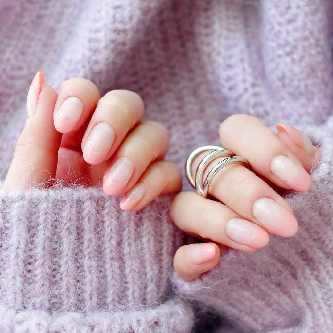 リナのインスタグラム：「French nails🧡  少し時間経っちゃったけど… フレンチネイルに仕上げてもらったよ💅 桜みたいな淡いピンクカラーに シルバーのゴールドラメ❤︎  いつもお世話になっているネイルサロンの生徒さんの作品♪ @releve_yumi   かわいく仕上げてくれてありがとう❣️  ...................................................... #ネイル#ネイルデザイン#ネイルアート#春ネイル#フレンチネイル#ピンクフレンチ#桜色#桜色ネイル#nails #nailart #nailstagram #naildesign」