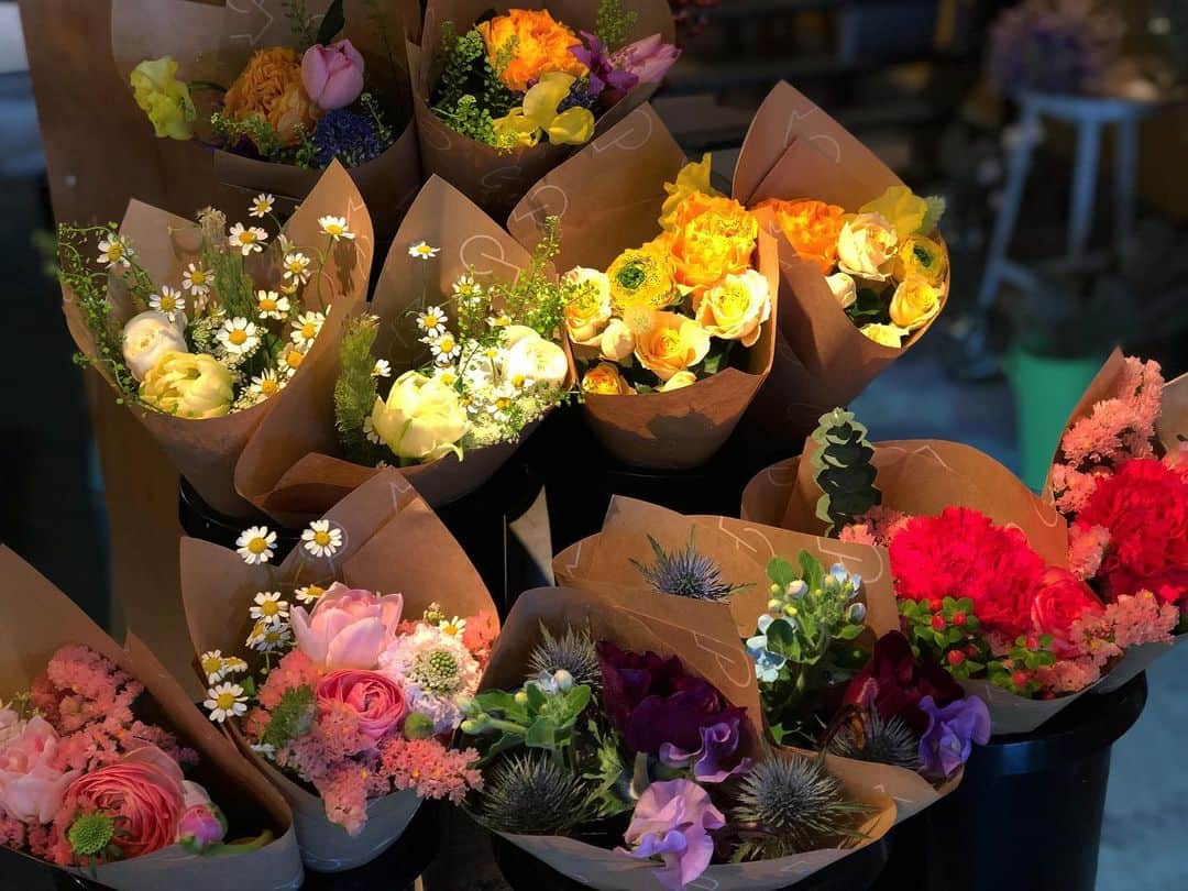 アンヘロ・カロ・ヌエバスのインスタグラム：「¥1,000花束、ご用意できてます。  明日2月18日（木）は休業いたします。 よろしくお願いします。」