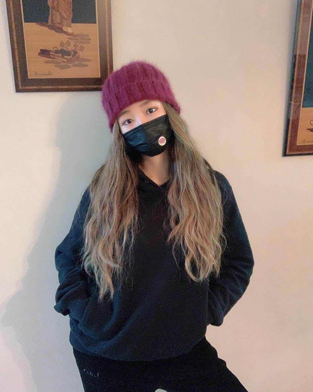 ジユルのインスタグラム：「허리 손. 머리 손. 모자 손  #베이지옴브레 안녕  @lazy.z_official」