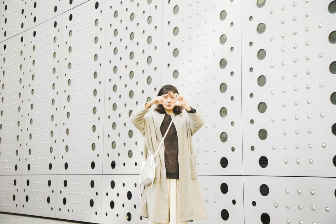 福田瞳さんのインスタグラム写真 - (福田瞳Instagram)「石岡瑛子 血が、汗が、涙がデザインできるか . . 展示は、撮影NGだったので、目にやきつけるだけ焼き付けたので、後半は、目も、頭もすごく疲れた。ぐったり。笑。圧倒されると人ってこうなるのか！  写真は展示を見る前。 . . #新井郁 #美術館巡り」2月17日 13時27分 - fukudahitomi610