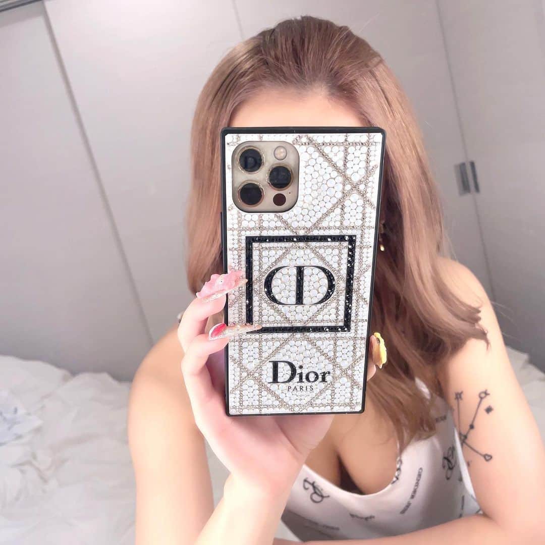 さあちゃむ.さんのインスタグラム写真 - (さあちゃむ.Instagram)「🤍  新しいデコ電ケース 1からデザイン考えて作ってもらった @super_deco_shop33 さんで オーダーしたよん🖤🤍🖤🤍🖤 . Diorのデザイン こだわり強めだから完成度満足💕 ありがとうございます💗  #デコ電 #デコ電オーダー #デコ電ケース #デコ電ショップ #オーダーメイド #iPhoneケース #Dior #DioriPhoneケース」2月17日 13時30分 - saacham_style