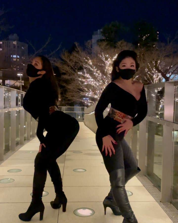 ユリサのインスタグラム：「Bachata en Japón👘👘🙏  #bachata #bachatadancing with @umekoyuko #dance #dancing #dancevideo #girls #japonesa #japonesas #ninjya #kunoichi   うめちゃんがメキシコに帰っちゃう前に弾丸で撮りました✨尊敬するバチャータダンサー@umekoyuko に声かけてもらって嬉しかった💃🔥  🎶 @princeroyce 🤳 @kawachi888 @shima_dnc  👖@which_and_which」