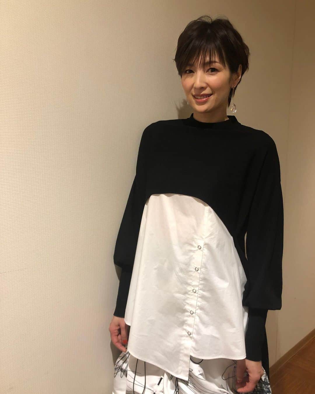 オシドラサタデーさんのインスタグラム写真 - (オシドラサタデーInstagram)「#奈美 さん💕✨ ポスター撮影の時～👀👗  天才小説家のキリッと黒も かっこいい😎😎😎📸💕  #書けないッ！？ #吉瀬美智子」2月17日 13時44分 - oshidora_ex