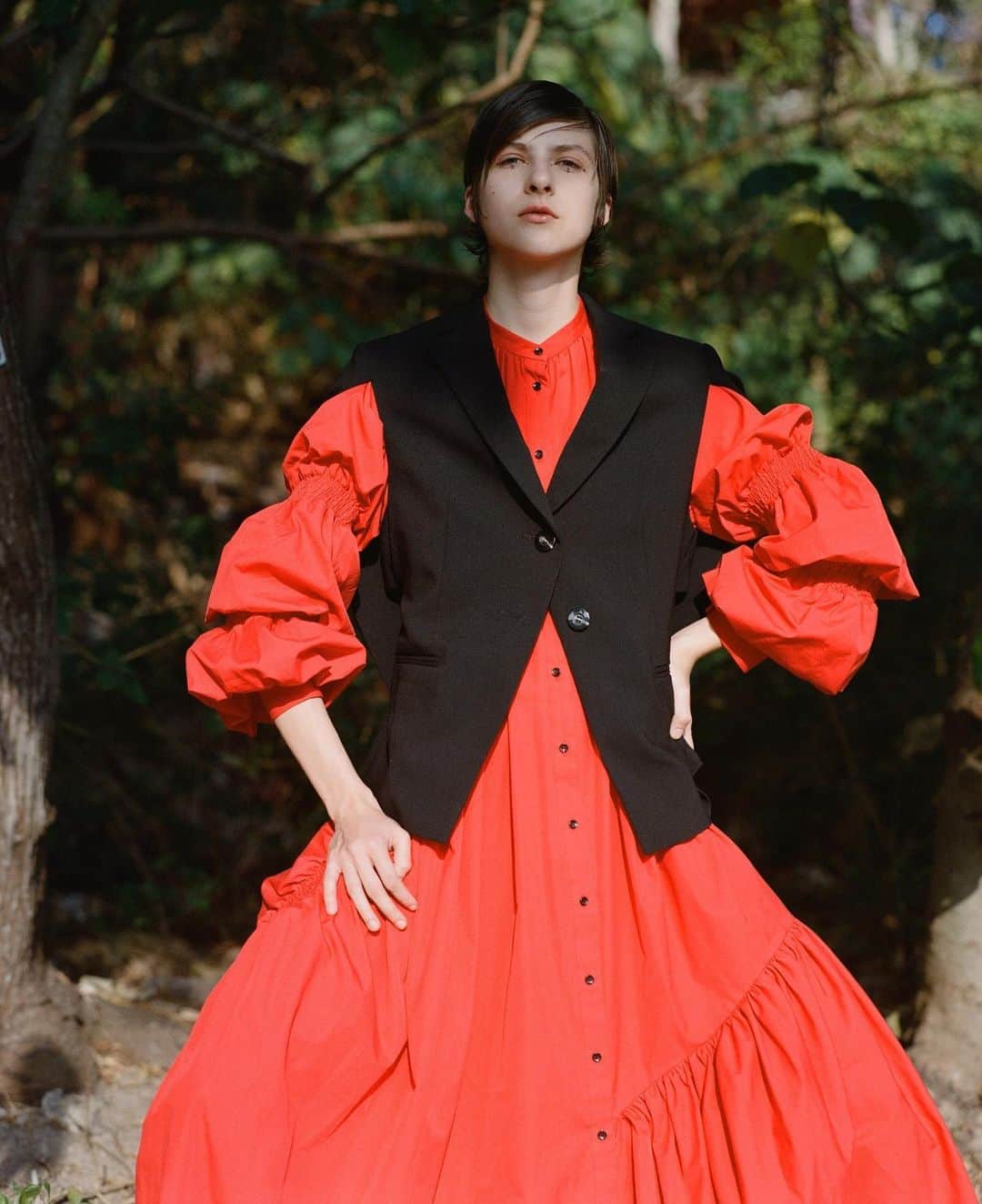 のインスタグラム：「Dramatic flair - The Japanese label ENFÖLD offers a new breed of minimalism that exudes a normcore attitude. Their ready-to-wear conceptual basics grant a polished and refined appeal that transcends any seasonal trend. - #ITHK #ITisInspirstion #enfold」