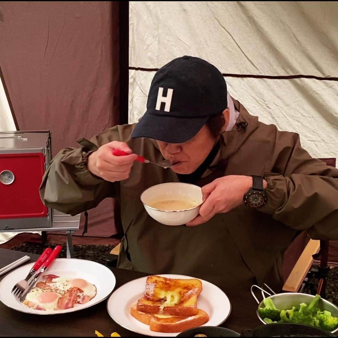 植草克秀のインスタグラム：「ぱくっ、キリキリ、満足😆﻿ ﻿ 初の複数投稿！できるのは知っていたんだけど、一気にアップするとあっという間に写真なくなって載せるものなくてどうしよう、というのを防ぐためこれからも基本はコツコツと進んでいきますので気長にのんびりキャンプ楽しんでね〜⛺️﻿ ﻿ #植草克秀  #katsuhideuekusa  #キャンプ #キャンプ飯」