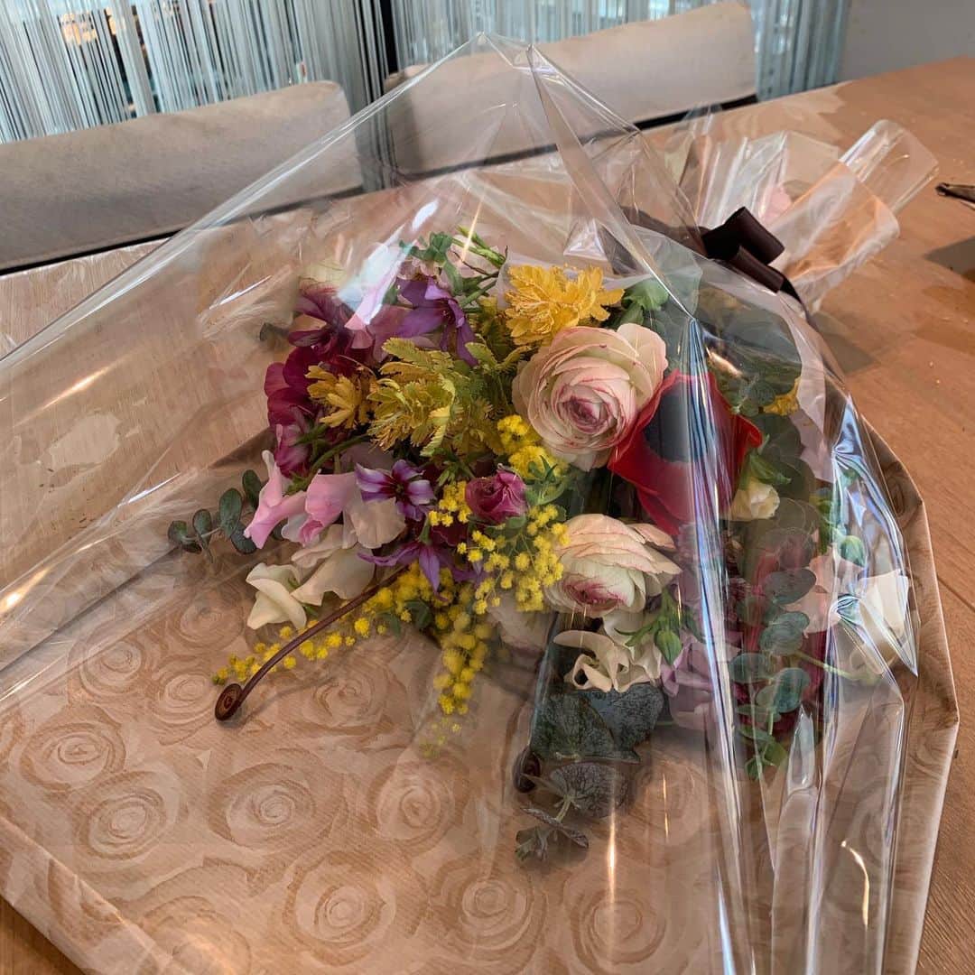 花田美恵子さんのインスタグラム写真 - (花田美恵子Instagram)「せっかく私も「花田」なんだし😆  お花のレッスン、通うことにしました  お花と言えば @hanahiro_cq_marunouchi   ハワイでお花を贈りたい時、いつもお世話になっていました💐  フラワーアーティストの細沼先生✨ プライベートでも何度かご一緒させて頂いてますが、今日はお花のことをいろいろと教えて下さり、有難うございます  今月は春のお花のブーケ💐 ミクニマルノウチのランチ付き＋ レッスンで作ったお花のお土産付きで とっても楽しい時間を過ごすことが出来ました  お家に帰って自分で作った花束を飾ったら お部屋に春が来ました〜💐  お花っていいですね😊  レッスンの詳細はこちらです↓ https://www.hanahiro-cq.jp/lesson/  #tokyolifestyle #flowerarrangement #lesson #springflowers  #お花のある暮らし #お花のレッスン #春の花 ＃花束 #春が来た」2月17日 13時36分 - hawaiimieko
