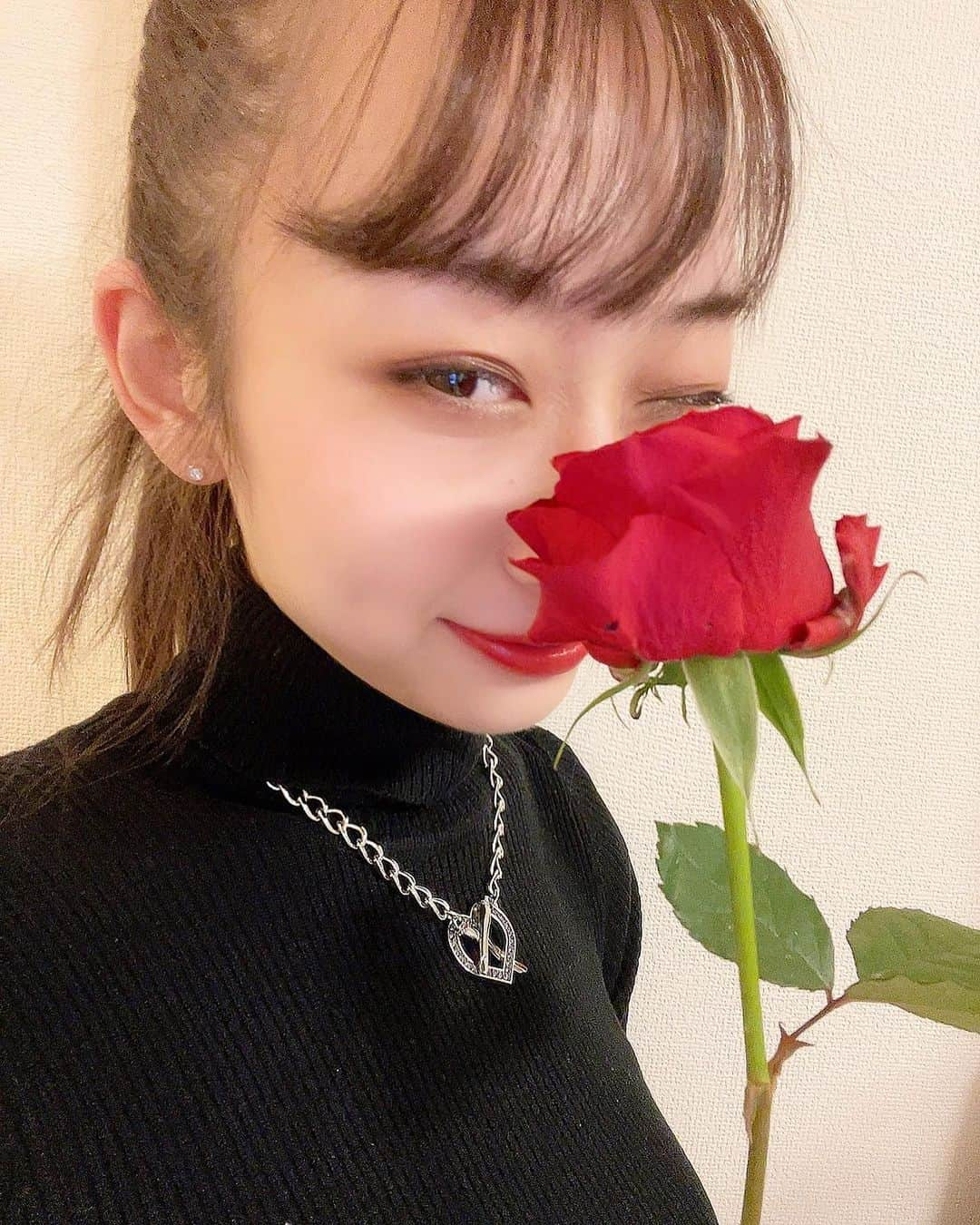 瀬名ひなのさんのインスタグラム写真 - (瀬名ひなのInstagram)「🥀 𝒻ℴ𝓇 𝓋𝒶𝓁𝒸𝓃𝓉𝒾𝓃ℯ ❤︎﻿ ﻿ ﻿ ﻿ ﻿ ﻿ ﻿ #赤バラ #薔薇 #フラワーギフト #花のある暮らし #花のある生活 #フラワーバレンタイン #おうち時間 #flowerstagram #redroses #🥀🖤」2月17日 13時38分 - hinan0n