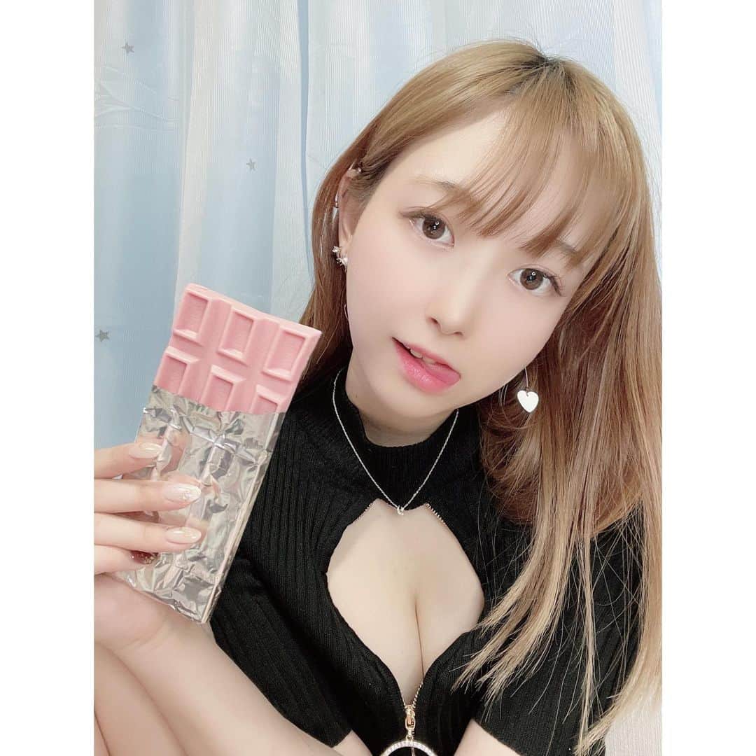大崎菜々子のインスタグラム：「・ 𝐻𝑎𝑝𝑝𝑦𝑉𝑎𝑙𝑒𝑛𝑡𝑖𝑛𝑒🍫❤  ギャルからの遅めのチョコです😘  ディズニーシーで買ったダッフィー型でチョコ作ってみたけど不器用なのでシェリーメイのまつ毛描くのに苦戦した🥲 でもダッフィーかわいい♥  次は色もちゃんと作ってリベンジする💪  #valentine #お菓子作り #ダッフィーチョコ #pechemagazine  #横浜美少女図鑑 @bishoujozukan_official #ラジオパーソナリティー #我的最愛  #fashiongram #좋아요 #팔로우미 #오오티디  #패션  #패션스타그램#셀피 #셀카 #셀스타그램 #model #cosplayer #l4l #girl  #cute #かわいい#instagood #色白女子 #ブルベ夏 #ギャルしか勝たん #グラビア  #makeup #cosmetics」