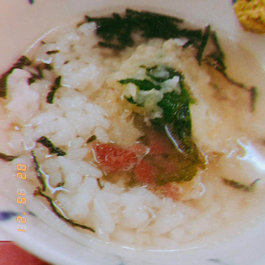MAIKO さんのインスタグラム写真 - (MAIKO Instagram)「京風天ぷら🍤 ここめっちゃ美味しくてびっくりした😡🔥 美味し過ぎて誰にも教えたくないけどお店潰れてほしくないから教える😡😡🔥🔥🔥 これ見た人は絶対お店行ってよね😡🔥 漬物の種類も多くてそれだけでまじ白米進むから気をつけてよね😡🔥 しかも最後に大葉と梅の天ぷらが乗ったミニ茶漬けもサービスで出てくるのとかヤバいよ😡🔥🔥🔥お腹いっぱいなのに食べれちゃうんだよう😡😡🔥🔥🔥 ︴ ︴ #大将が何故か最後に大量の天かすをくれました #酒のつまみに合うアレンジ方法も教えてくれたよ #めっちゃ嬉しい #待って #何で酒好きなの分かったんですか😡🔥✨」2月17日 13時48分 - maiko_oops