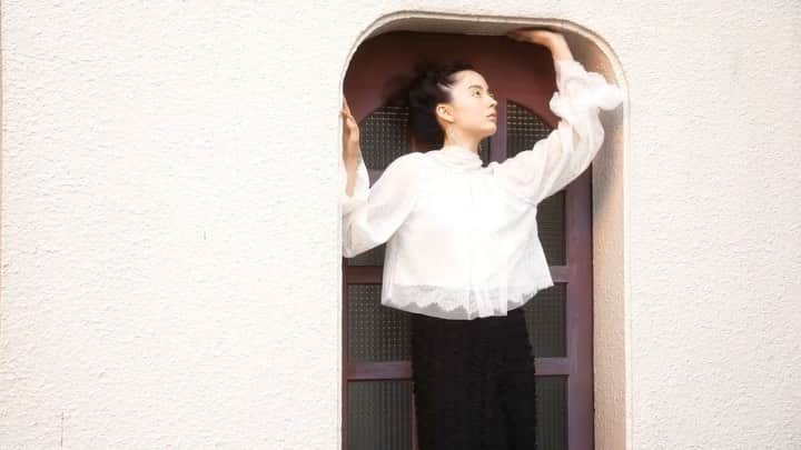 のインスタグラム：「【EDIT】 issue.96 KEYWORD of NEW MODE  強さと甘さを絶妙なバランスで取り入れたい、 この春のスタイリングに欠かせない、 モードのための5つのキーワード。  -LACE & TULLE-  レースとチュールを重ね合わせ、 スウィートな魅力を追求したショート丈ブラウス。  スカラップのカッティングを生かした袖やヘムライン、  バックスタイルには大きめのボリュームリボンを携えて、 存在感のある一枚に。  tops ¥17,000+tax skirt ¥21,000+tax earrings ¥6,000+tax ring ¥7,000+tax  @furfur_official @furfur_official_staff  #FURFUR #ファーファー」