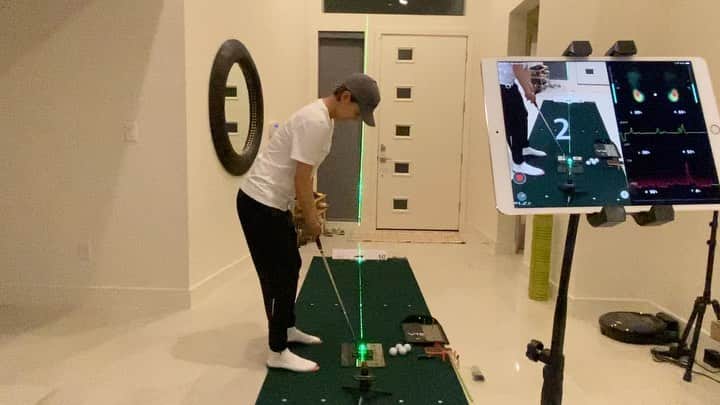 チェ・ナヨンのインスタグラム：「#제품협찬  1. 테스트  나 : 진짜 신경 안쓰고 했다 당당한 최나연🤷🏻‍♀️ #빵점스트로크  2. 문제점 알고 바로 고침 나 : 어땠어? @j.lee5   난 지혜언니 @jhgolf_09 찬스가 필요해요😅   퍼팅 셋업에서는 체중이 어디에 있는지 아주 중요합니다 전 오른발 뒤꿈치에 너무 많았네요 🤔🤔🤔  @salted_golf   I figured why I didn’t putt well. My weight is too much on the right heel at setup.  That’s why my back stroke kept going outside and couldn’t turned my shoulder.  Because of my weight is on the right heel, I have to balanced out in middle with arms and hands going outside in my back stroke.」