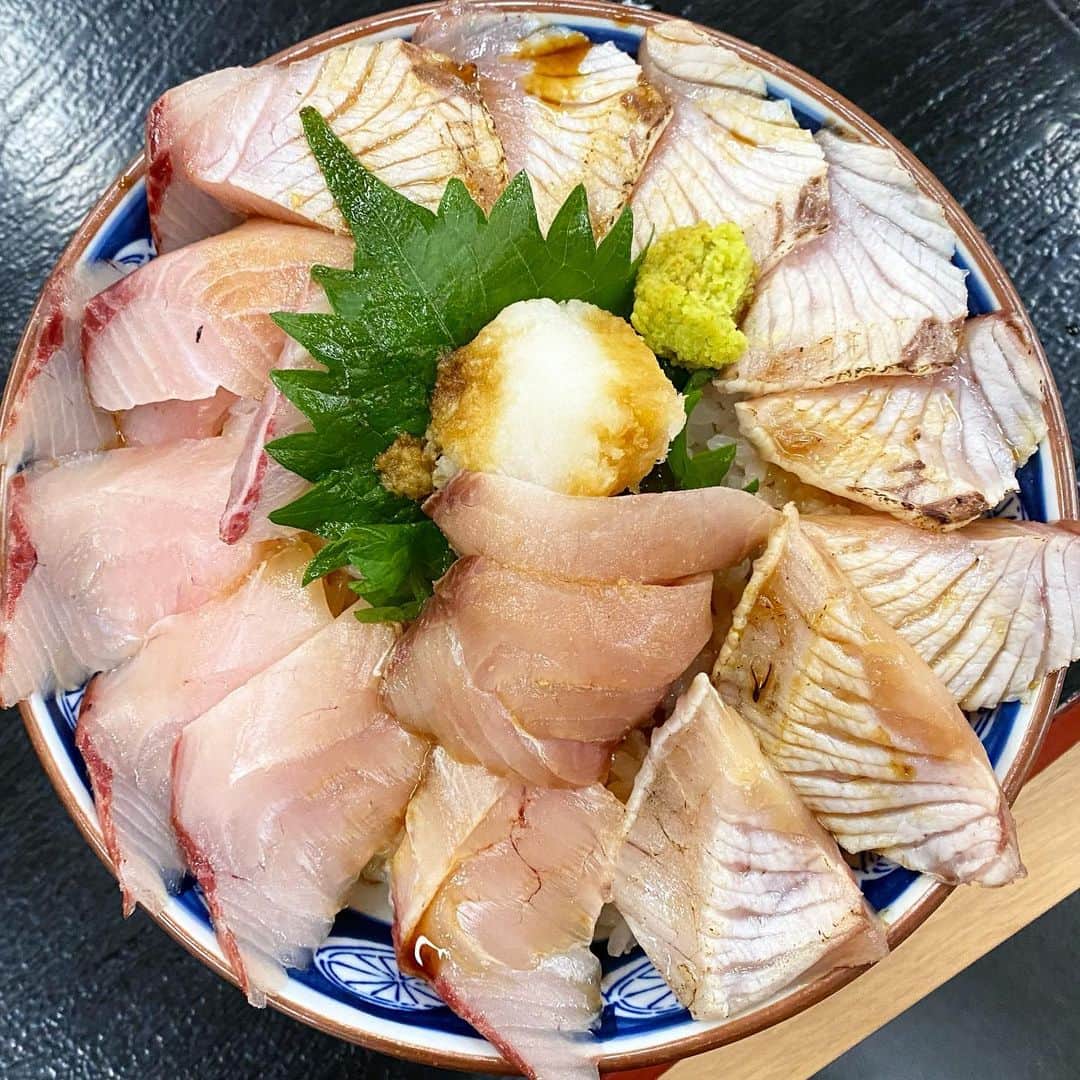 遊海 Yuumiさんのインスタグラム写真 - (遊海 YuumiInstagram)「Yummy 🤤 好吃😋 sedapnya 😍 who wanna eat fresh & delicious yellow tail fish from Toyama prefecture ❤️❤️❤️ please fill in the form and tell us abt Japan 🇯🇵 to win the chance to eat delicious buri sashimi from Toyama Japan !! Link on my bio 😉 谁想吃富山县新鲜美味的黄尾鱼？请填写表格以赢得美味的生鱼片❤️ if my mandarin is correct 💦💦  Siapa Nak Makan ikan buri dari Toyama Jepun? Tolong lah tulis form yang LINk ada di bio saya and 10 orang akan ada chance boleh dapat sashimi dari Toyama Jepun ❤️❤️ #toyama #Toyamaprefecture #japan #visitjapan #tv8 #tv8malaysia #fishing #富山　#富山県　#きとキュン #富山旅行 #鰤　#漁業　#日本　#観光　#visittoyama #toyamacity #yellowtail #mediaprima  #cooljapan」2月17日 13時54分 - yuumi_kato