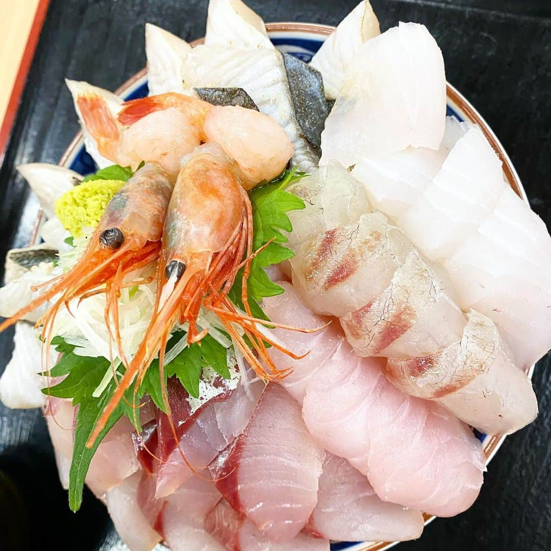 遊海 Yuumiさんのインスタグラム写真 - (遊海 YuumiInstagram)「Yummy 🤤 好吃😋 sedapnya 😍 who wanna eat fresh & delicious yellow tail fish from Toyama prefecture ❤️❤️❤️ please fill in the form and tell us abt Japan 🇯🇵 to win the chance to eat delicious buri sashimi from Toyama Japan !! Link on my bio 😉 谁想吃富山县新鲜美味的黄尾鱼？请填写表格以赢得美味的生鱼片❤️ if my mandarin is correct 💦💦  Siapa Nak Makan ikan buri dari Toyama Jepun? Tolong lah tulis form yang LINk ada di bio saya and 10 orang akan ada chance boleh dapat sashimi dari Toyama Jepun ❤️❤️ #toyama #Toyamaprefecture #japan #visitjapan #tv8 #tv8malaysia #fishing #富山　#富山県　#きとキュン #富山旅行 #鰤　#漁業　#日本　#観光　#visittoyama #toyamacity #yellowtail #mediaprima  #cooljapan」2月17日 13時54分 - yuumi_kato