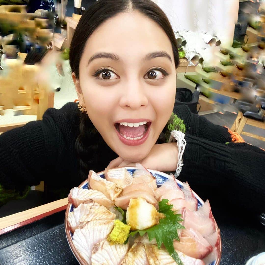 遊海 Yuumiのインスタグラム：「Yummy 🤤 好吃😋 sedapnya 😍 who wanna eat fresh & delicious yellow tail fish from Toyama prefecture ❤️❤️❤️ please fill in the form and tell us abt Japan 🇯🇵 to win the chance to eat delicious buri sashimi from Toyama Japan !! Link on my bio 😉 谁想吃富山县新鲜美味的黄尾鱼？请填写表格以赢得美味的生鱼片❤️ if my mandarin is correct 💦💦  Siapa Nak Makan ikan buri dari Toyama Jepun? Tolong lah tulis form yang LINk ada di bio saya and 10 orang akan ada chance boleh dapat sashimi dari Toyama Jepun ❤️❤️ #toyama #Toyamaprefecture #japan #visitjapan #tv8 #tv8malaysia #fishing #富山　#富山県　#きとキュン #富山旅行 #鰤　#漁業　#日本　#観光　#visittoyama #toyamacity #yellowtail #mediaprima  #cooljapan」