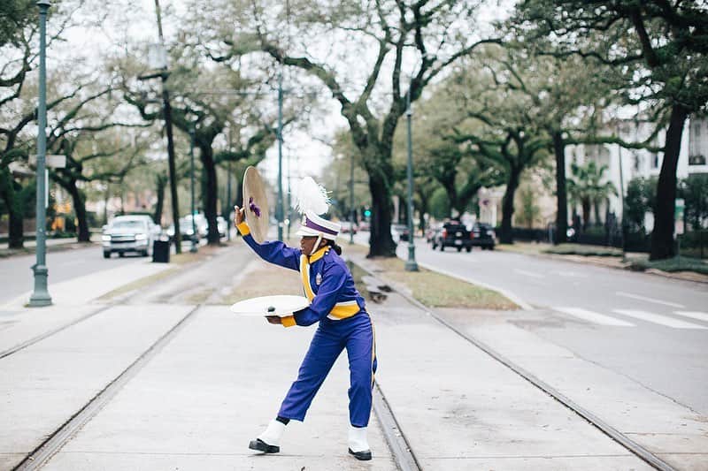 National Geographic Creativeのインスタグラム：「Photo by @akasharabut / Happy Mardi Gras from New Orleans! Laniya Rayford, 18, plays the cymbals at Edna Karr High School in New Orleans. She was in line to be drum major for Karr but things changed after the pandemic hit. This Mardi Gras would have been her last performance with the marching band. St. Charles Avenue is a major parade route, this is where she would have been marching with her peers during a regular Mardi Gras season.  High School marching band members in New Orleans are some of the hardest working teenagers in the world. They have practice every single day of the year including summer and in the rain or shine. The average parade route is 6 miles long and most students are expected to attend school the following morning after a parade. It is common for many parade routes here in New Orleans to take up to 6 hours to reach the end. This year Laniya isn't on her normal practice routine. Edna Karr marching band director Chris Herrero has been delivering instruments to students and offering one on one instruction to help seniors prepare for college. The students really miss playing music with each other.」