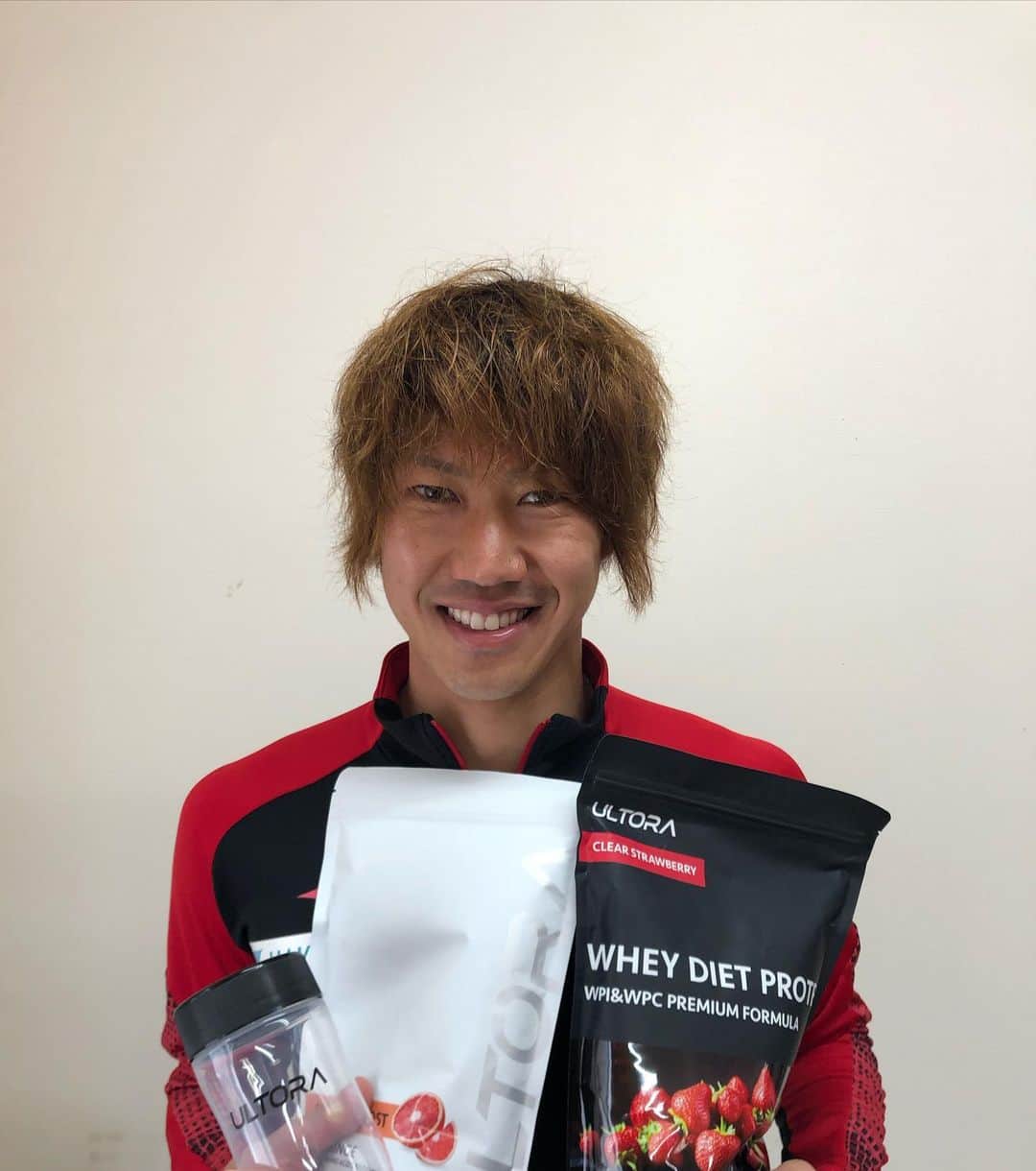 吉田眞紀人のインスタグラム：「名古屋でチームメイトだった田鍋陵太　@tanabe0410 が活動している　@unidepo からの紹介で　@ultora_official 様にプロテインを提供して頂きました！  国内生産で人工甘味料、合成着色料、保存料などの添加物を使っていないプロテインで、味も美味しく沢山の種類があります！  国際的なアンチドーピング認証プログラムである【インフォームドチョイス】も導入されているのでアスリートの方も安心して飲めるのでオススメです👍  #田鍋陵太 #unidepo #ultora #protein」