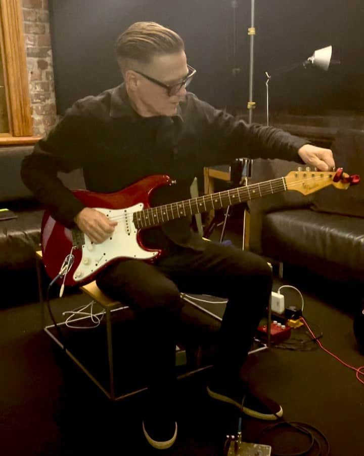 ブライアン・アダムスのインスタグラム：「Late night guitar tuning overdub. This is my @fender straight into my plexi Marshall. It’s an unbeatable combination, but your neighbours will hate you because they are so loud! #bryanadamsalbum15 #fenderstratocaster #recordingguitars」