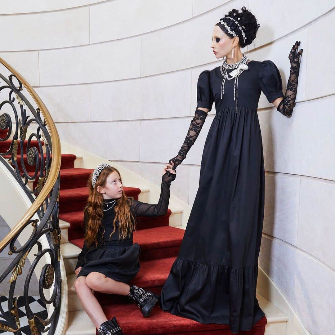 アリス+オリビアのインスタグラム：「A special moment from out #GossipGirl fall21 shoot was my sweet scarlet popping in to this photo with me...❤️🥰 📷 @georgiaphotonyc」
