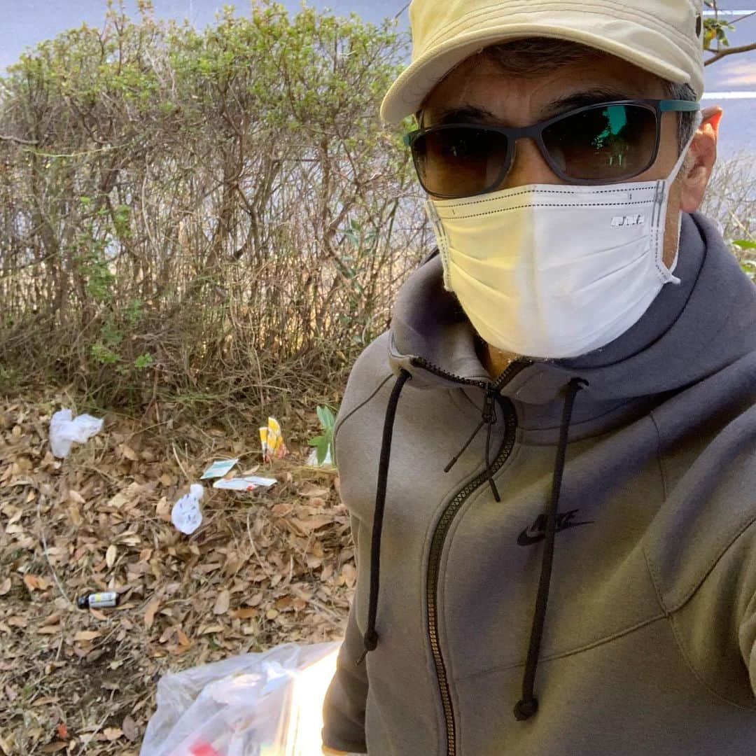 渡辺裕之さんのインスタグラム写真 - (渡辺裕之Instagram)「夢拾い 風が冷たい🧊 中央分離帯に投げられた夢達 木々も感染予防？ #夢拾い  #今朝の美人達 #ポイ捨てマスク #街をきれいに #ゴミ拾い #pirika  #sweeper」2月17日 14時05分 - hiroyuki6267