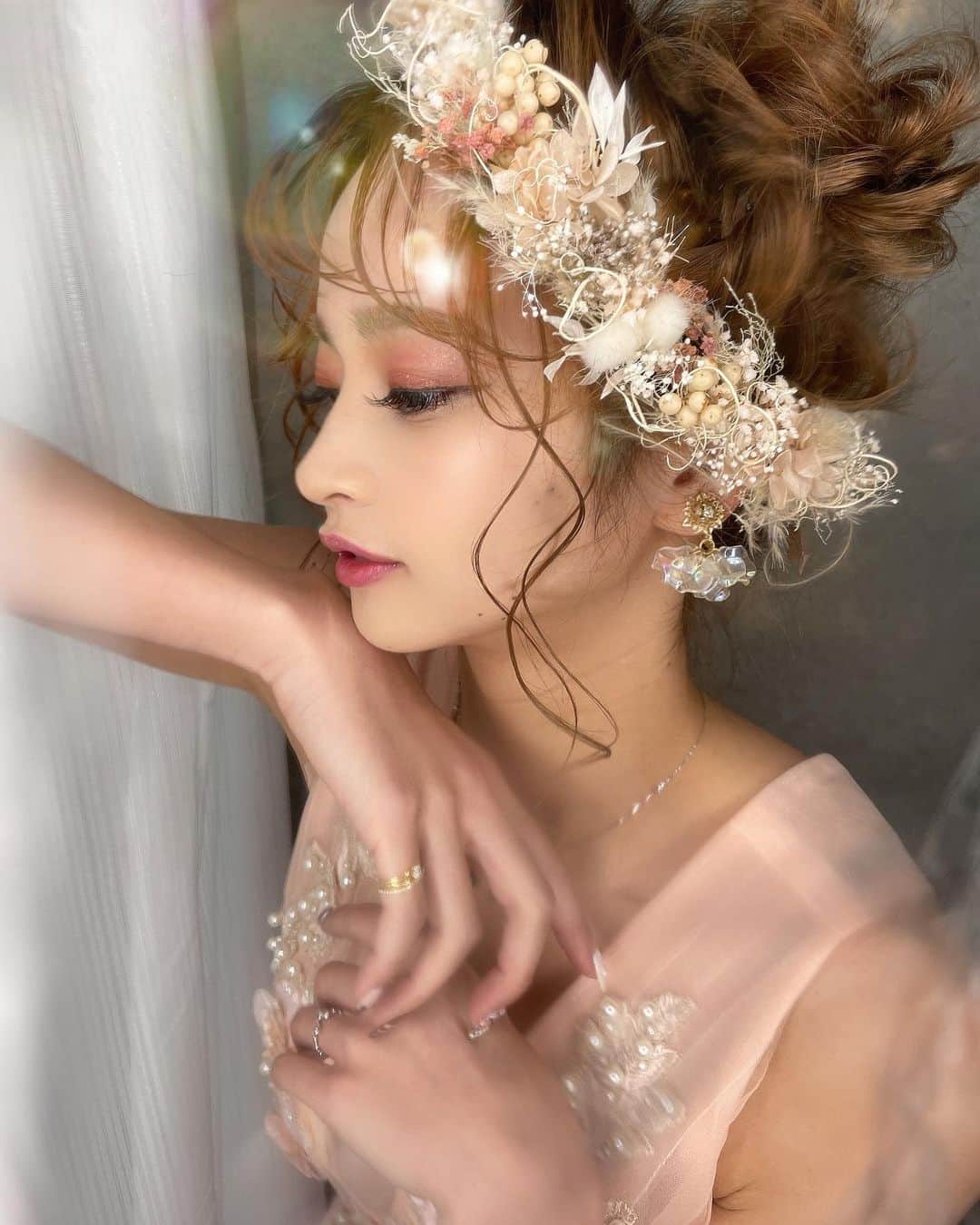 堀井大輔のインスタグラム：「・ ・ 横顔最強✨ ・ ずっと横顔撮っていられる ・ ポージング指示待ちだから いつも思い通りに動いてくれるから 画角決めやすい。 いつもありがとう🙏💓 ・ ・ 𝑚𝑜𝑑𝑒𝑙 @aajose2525  ℎ𝑎𝑖𝑟/𝑝ℎ𝑜𝑡𝑜 @daisuke_5511  ℎ𝑎𝑖𝑟 𝑎𝑐𝑐𝑒𝑠𝑠𝑜𝑟𝑦 @bebu_flower  𝑒𝑎𝑟𝑟𝑖𝑛𝑔 @cerise_and_  ・ ・ #エモい #クラウンヘアー#天白区#名古屋 #名古屋美容師 #美容師 #ヘアセット#セット#ヘアアレンジ #プレ花嫁 #作品撮り #ウェディングドレス #ホリーマジック #ホリージョ撮影 #ホリージョ #2021秋婚 #2021春婚 #2021夏婚 #全国のプレ花嫁さんと繋がりたい #ウェディングニュース #コテ巻き #巻き髪 #ゼクシィ2021 #アップスタイル #まとめ髪 #おだんご #編みおろし #Dressy花嫁 #プラコレ ￼ 	◦」