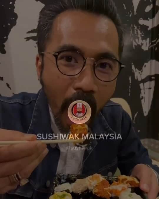 Wak Doyokのインスタグラム：「Dah tengah hari ni lapo pulak di buat nya. Jom order @sushiwakmalaysia dari harga RM1 je banyak pilihan sushiwak apa lagi jom order sekarang http://www.wasap.my/60173930354/SUSHIWAK 😍 🍣 🍱 #TakPanaske #AkuYangPakaikoYangPanas #KodahKenapa #WdCigar #MegWak #WakDoyok #LegasiWakDoyok #WDLifeStyle #WakDoyokFC #BeardedGentlemen #Sedagher #MensWear #Fashion #MensFashionReview #StreetFashion #Dapper #Ootd #Style #MensFashionPost #TheMenClub #MenWithClass #Details #Sartorialist #Pittiuomo #Class #British #Usa」