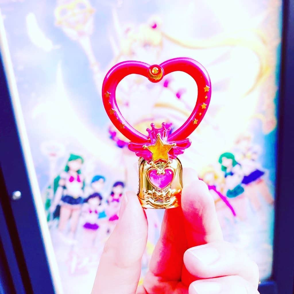 中山恵梨香さんのインスタグラム写真 - (中山恵梨香Instagram)「劇場版セーラームーンEternal 前編・後編を見て来たよ！ 感想や想いをぶちまけたいと思うので以下長文なのさ！ 🌙 ・ ・ ・ 🌙 そもそも1992年に漫画連載とアニメ放送が開始されたセーラームーン。 今年で約29年経つわけですよ。 それをまた映画館で見られるってどういうこと？デロリアンもクリビツテンギョーでごわす。 🌙 そもそも90年代のアニメは、原作とアニメで内容や作画が結構違うモノが多かったなぁと思うのだが、セーラームーンももちろんそうなわけでして。 ・ 今回のこの劇場版（最近リメイクされたCrystalシリーズ）は漫画原作を忠実に、なんならセリフの一語一句ほぼ完璧に原作のままだったりするのです。 ・ なので原作者の武内直子先生ワールド全開なのさ！ ・ シャネラーで、ご実家が宝石店で、愛車がポルシェであったと言われている、それこそ大変バブリーな武内先生✨ そのためか、原作はセリフまわしもロマンティックが止まらないので、ギャグ要素満載で、子供が見やすいようになってた旧作アニメと比べてかなりオトナな雰囲気なのだ。 なんならセーラームーンや他のキャラの性格も微妙に違うし、なんならレイちゃん（セーラーマーズ。赤い服の黒髪ロングの美女）なんか全然違うのさ！ ・ そしてタキシード仮面もなんだかとってもイケメンだ！ この違いを味合うのも、セーラームーンを見るうえでこれまた一興なわけなのさ！ 私は旧アニメの蚊取り線香柄のTシャツを着てたまもちゃんも大好きだよ… ・ 私は原作とアニメをリアタイで見ていてどっちの世界観も別個で好きでしたが、絵はやっぱり武内先生の虜でしたなぁ！ そんな武内先生ワールドの原作が動いて喋ってるなんて信じられないよ。 生きてて良かったです。 🌙 ネヘレニア様（今回のラスボス）とクイーンセレニティが対峙するシーンは脳裏に焼き付けるほど読んだので、セリフを脳内で共に暗唱しながら観てましたし、今回もタキシード仮面様はヒロインっぷりが半端なかったですし！ ・ こんなに敵に狙われる王子様もすごいよね。ピーチ姫も恐れ入るだろうよ！ 個人的には原画集でしか見ることのなかった武内先生デザインのネヘレニア様の靴がアニメーションで見られて感動いたしました。 🌙 そんでもって「アニメはやっぱり旧作の絵が。。」というそこの貴方！ 作画は旧アニメでもご活躍された只野和子様であらせられるので心配無用だ！ 只野さんの作画が令和にメイクアップして帰ってきておりまふ。 なので、もちろん旧アニメの作画のまんまではないけど、すんなり脳内に溶け込んでくれるので不思議です！ 懐古厨中の懐古厨の我が言うので間違いない。 でもやっぱり旧作がいい！っていう気持ちも大変よくわかるしね✨ ・ そんでもって所々旧アニメの演出がたくさん織り交ぜられててたまりません。 変身シーンや必殺技が、旧アニメの構図でパワーアップされててたまらなかった… 🌙 ここまで読んでる人いるか謎だけど、ネタバレになるとあれなので内容は詳しく書かないけどさ！ 卒論200ページで語っても語り尽くせなかったセーラームーンをここで語るのは難しいがすぎるので、兎にも角にもこんな齢34になってからスクリーンでセーラームーンを見ることができるなんて、神に感謝申し上げることしかできません！ ありがとうセーラームーン。 一生ついていくぜ。 🌙 セーラームーンて可愛いし「月に代わっておしおきよ！」は知ってるけど、どんな内容だったかあんま覚えてないなーというそこのチミは、アマプラで只今全シリーズ見られるのでぜひチェックしてみてはいかがでせう！ もちろん原作も！ 以外とですねセーラームーンは単行本全18巻しかないのですぐ読めちゃうよ！ 🌙 美少女戦士セーラームーンをわかりやすく旧アニメのようにシリーズ分けすると、 【美少女戦士セーラームーン】 【美少女戦士セーラームーンR】 【美少女戦士セーラームーンS】 【美少女戦士セーラームーンS S】 【美少女戦士セーラームーン・セーラースターズ】 と5章ありまして、今の劇場版は第4章のSSシリーズになるのですが！ そんなわけでね、絶対第5章もやると信じていますし、やらないなんて月に代わっておしおきさせていただくので、まだまだこれからも楽しみに生きていく所存です！ これからもこの命セーラームーンに捧げて生きていくし、胸の中の星を輝かせる使命を全うしようと思います！ ・ 全然語れなかった！いつか語り尽くしたいと思う🌙 セーラームーン最高だったよ！ 大好きさ！ 月の光は愛のメッセージ 🌙 #セーラームーン#劇場版セーラームーンeternal #sailormoon #crystal #映画#manga #anime #japan #naokotakeuchi #love #美少女戦士セーラームーン」2月17日 14時18分 - erikanakayama1105