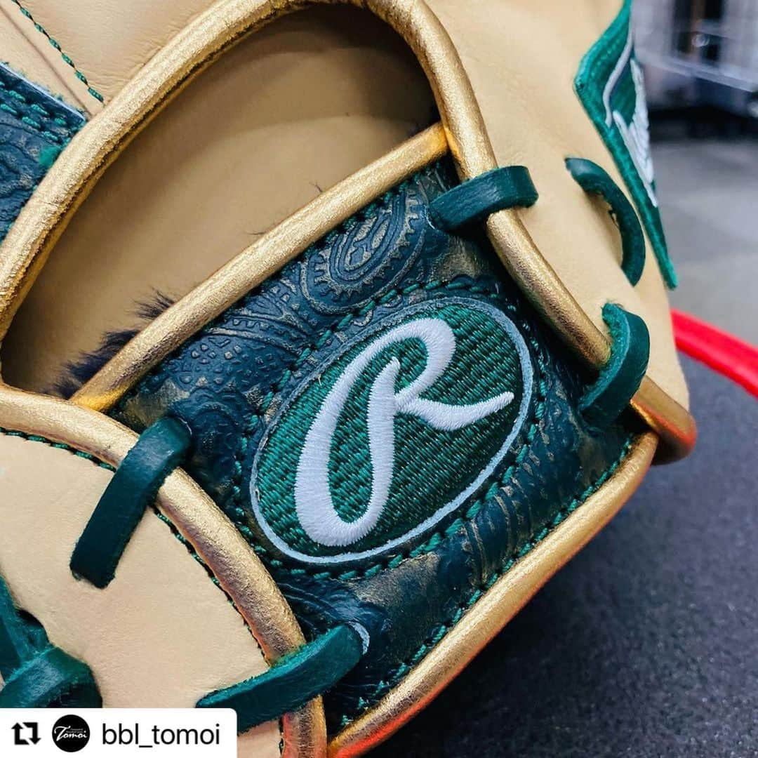 Rawlings Japanさんのインスタグラム写真 - (Rawlings JapanInstagram)「#Repost @bbl_tomoi with @make_repost ・・・ Rawlings 軟式用 ペイズリー柄キャッチャーミット⚾️⚾️軟式用  キャッチャーミットをお探しの方必見！  限定のペイズリー柄キャッチャーミットになります🤭  グリーンのペイズリー柄にキャメルのむちゃくちゃカッコイイモデルです！  大きさは33になりますのでややコンパクトサイズになります。  さらにバックスタイルが特殊なバックスタイルになっており、グラブのような操作性を重視した非常に扱いやすいキャッチャーミットです👍  その珍しいキャッチャーミットがなんと、、特価で販売！  本体価格¥25,300-税込のところ、、¥18,480-税込に！！ 買うなら今しかないですよ😙  無くなり次第販売終了なのでお求めの際はお早めに！  インスタでの購入も対応しておりますのでDMにてお問い合わせ下さい🙇‍♂️  #rawlings #ローリングス #キャッチャーミット #ペイズリー柄 #オーダーミット #グローブ #グラブ #オーダーグラブ #オーダーグローブ #プロ野球 #上沢直之 #秋山拓巳 #mlb #野球 #野球用品 #ベースボールランド友井 @rawlings_japan_llc」2月17日 14時12分 - rawlings_japan_llc