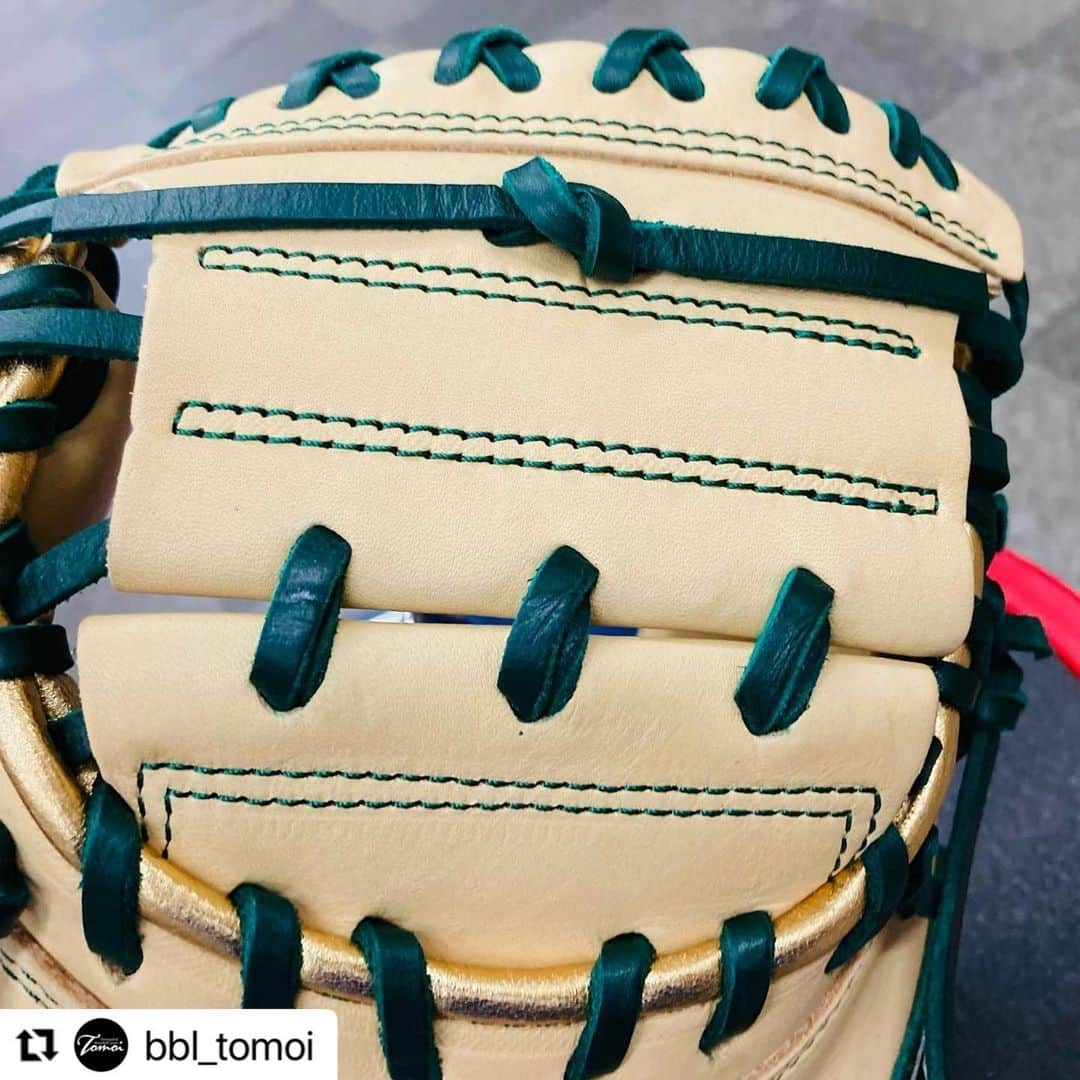 Rawlings Japanさんのインスタグラム写真 - (Rawlings JapanInstagram)「#Repost @bbl_tomoi with @make_repost ・・・ Rawlings 軟式用 ペイズリー柄キャッチャーミット⚾️⚾️軟式用  キャッチャーミットをお探しの方必見！  限定のペイズリー柄キャッチャーミットになります🤭  グリーンのペイズリー柄にキャメルのむちゃくちゃカッコイイモデルです！  大きさは33になりますのでややコンパクトサイズになります。  さらにバックスタイルが特殊なバックスタイルになっており、グラブのような操作性を重視した非常に扱いやすいキャッチャーミットです👍  その珍しいキャッチャーミットがなんと、、特価で販売！  本体価格¥25,300-税込のところ、、¥18,480-税込に！！ 買うなら今しかないですよ😙  無くなり次第販売終了なのでお求めの際はお早めに！  インスタでの購入も対応しておりますのでDMにてお問い合わせ下さい🙇‍♂️  #rawlings #ローリングス #キャッチャーミット #ペイズリー柄 #オーダーミット #グローブ #グラブ #オーダーグラブ #オーダーグローブ #プロ野球 #上沢直之 #秋山拓巳 #mlb #野球 #野球用品 #ベースボールランド友井 @rawlings_japan_llc」2月17日 14時12分 - rawlings_japan_llc