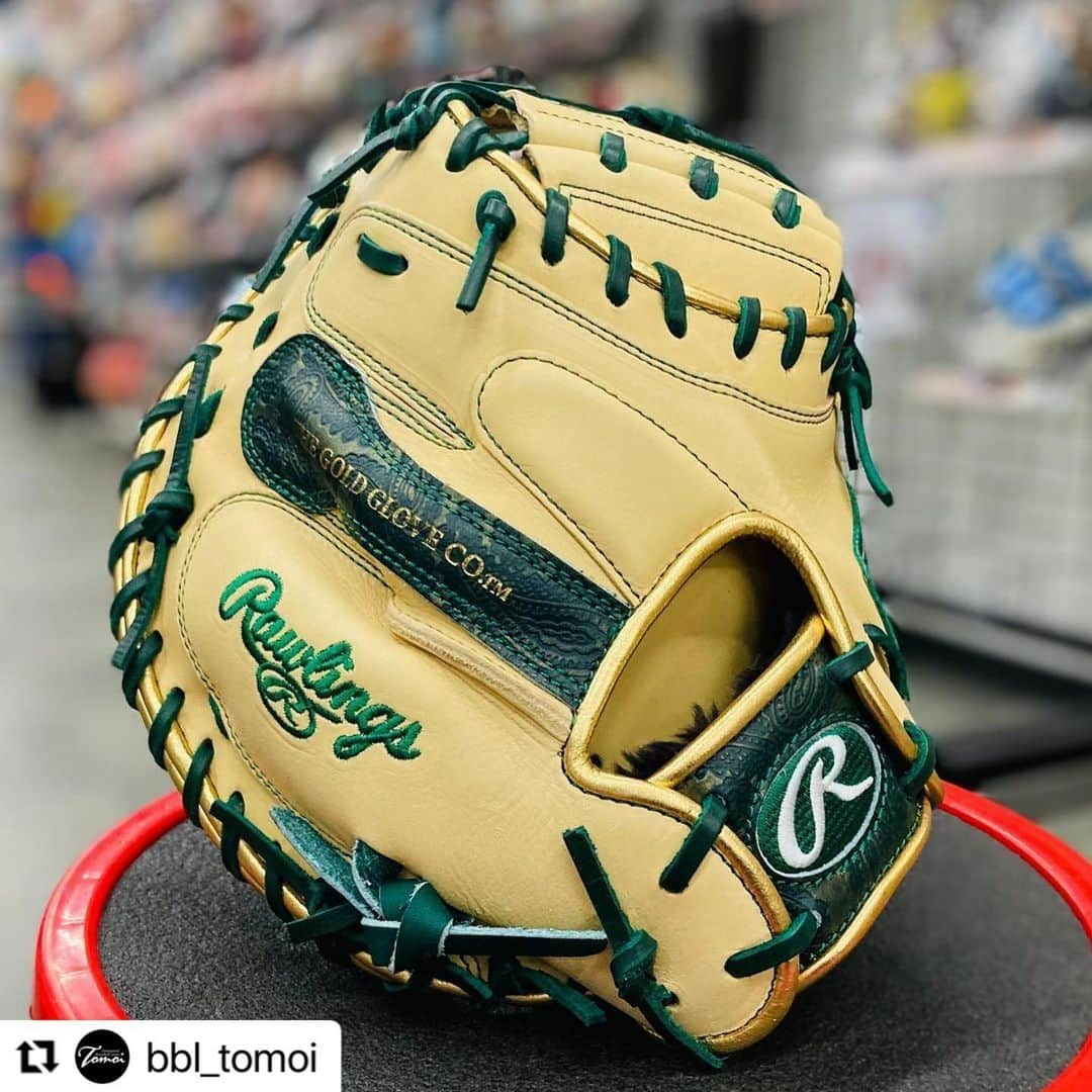 Rawlings Japanさんのインスタグラム写真 - (Rawlings JapanInstagram)「#Repost @bbl_tomoi with @make_repost ・・・ Rawlings 軟式用 ペイズリー柄キャッチャーミット⚾️⚾️軟式用  キャッチャーミットをお探しの方必見！  限定のペイズリー柄キャッチャーミットになります🤭  グリーンのペイズリー柄にキャメルのむちゃくちゃカッコイイモデルです！  大きさは33になりますのでややコンパクトサイズになります。  さらにバックスタイルが特殊なバックスタイルになっており、グラブのような操作性を重視した非常に扱いやすいキャッチャーミットです👍  その珍しいキャッチャーミットがなんと、、特価で販売！  本体価格¥25,300-税込のところ、、¥18,480-税込に！！ 買うなら今しかないですよ😙  無くなり次第販売終了なのでお求めの際はお早めに！  インスタでの購入も対応しておりますのでDMにてお問い合わせ下さい🙇‍♂️  #rawlings #ローリングス #キャッチャーミット #ペイズリー柄 #オーダーミット #グローブ #グラブ #オーダーグラブ #オーダーグローブ #プロ野球 #上沢直之 #秋山拓巳 #mlb #野球 #野球用品 #ベースボールランド友井 @rawlings_japan_llc」2月17日 14時12分 - rawlings_japan_llc