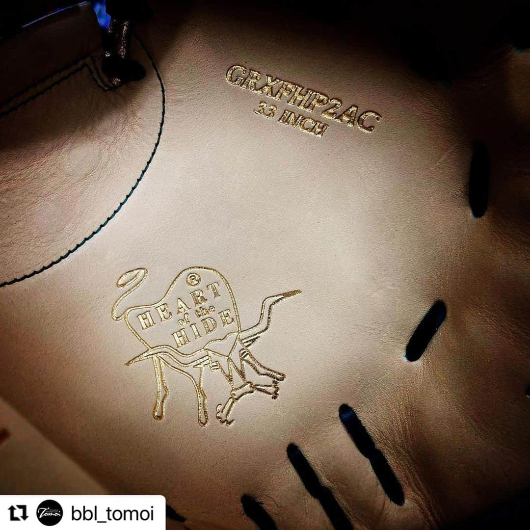 Rawlings Japanさんのインスタグラム写真 - (Rawlings JapanInstagram)「#Repost @bbl_tomoi with @make_repost ・・・ Rawlings 軟式用 ペイズリー柄キャッチャーミット⚾️⚾️軟式用  キャッチャーミットをお探しの方必見！  限定のペイズリー柄キャッチャーミットになります🤭  グリーンのペイズリー柄にキャメルのむちゃくちゃカッコイイモデルです！  大きさは33になりますのでややコンパクトサイズになります。  さらにバックスタイルが特殊なバックスタイルになっており、グラブのような操作性を重視した非常に扱いやすいキャッチャーミットです👍  その珍しいキャッチャーミットがなんと、、特価で販売！  本体価格¥25,300-税込のところ、、¥18,480-税込に！！ 買うなら今しかないですよ😙  無くなり次第販売終了なのでお求めの際はお早めに！  インスタでの購入も対応しておりますのでDMにてお問い合わせ下さい🙇‍♂️  #rawlings #ローリングス #キャッチャーミット #ペイズリー柄 #オーダーミット #グローブ #グラブ #オーダーグラブ #オーダーグローブ #プロ野球 #上沢直之 #秋山拓巳 #mlb #野球 #野球用品 #ベースボールランド友井 @rawlings_japan_llc」2月17日 14時12分 - rawlings_japan_llc