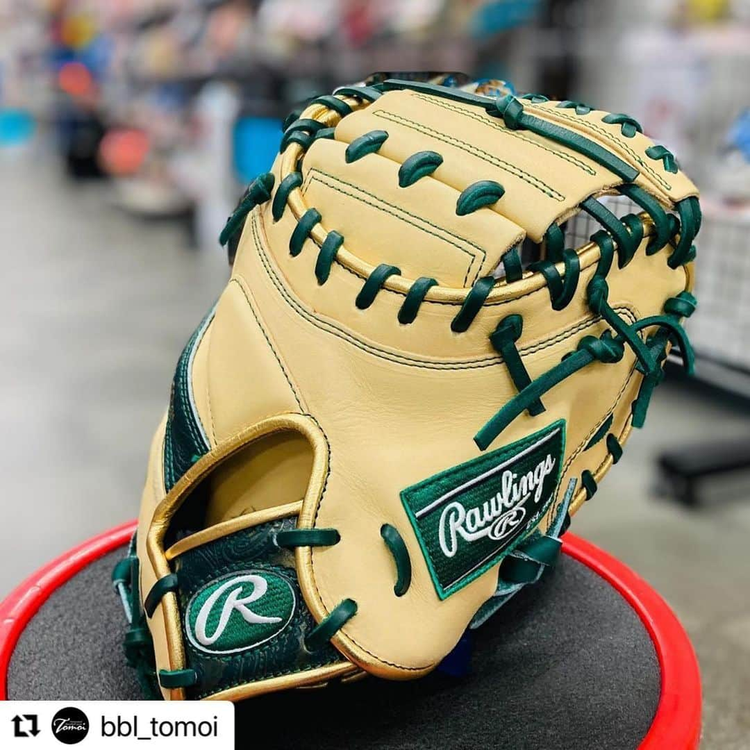 Rawlings Japanさんのインスタグラム写真 - (Rawlings JapanInstagram)「#Repost @bbl_tomoi with @make_repost ・・・ Rawlings 軟式用 ペイズリー柄キャッチャーミット⚾️⚾️軟式用  キャッチャーミットをお探しの方必見！  限定のペイズリー柄キャッチャーミットになります🤭  グリーンのペイズリー柄にキャメルのむちゃくちゃカッコイイモデルです！  大きさは33になりますのでややコンパクトサイズになります。  さらにバックスタイルが特殊なバックスタイルになっており、グラブのような操作性を重視した非常に扱いやすいキャッチャーミットです👍  その珍しいキャッチャーミットがなんと、、特価で販売！  本体価格¥25,300-税込のところ、、¥18,480-税込に！！ 買うなら今しかないですよ😙  無くなり次第販売終了なのでお求めの際はお早めに！  インスタでの購入も対応しておりますのでDMにてお問い合わせ下さい🙇‍♂️  #rawlings #ローリングス #キャッチャーミット #ペイズリー柄 #オーダーミット #グローブ #グラブ #オーダーグラブ #オーダーグローブ #プロ野球 #上沢直之 #秋山拓巳 #mlb #野球 #野球用品 #ベースボールランド友井 @rawlings_japan_llc」2月17日 14時12分 - rawlings_japan_llc