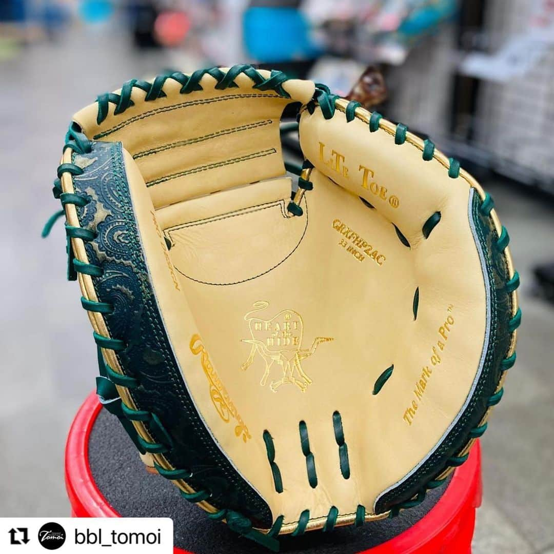 Rawlings Japanさんのインスタグラム写真 - (Rawlings JapanInstagram)「#Repost @bbl_tomoi with @make_repost ・・・ Rawlings 軟式用 ペイズリー柄キャッチャーミット⚾️⚾️軟式用  キャッチャーミットをお探しの方必見！  限定のペイズリー柄キャッチャーミットになります🤭  グリーンのペイズリー柄にキャメルのむちゃくちゃカッコイイモデルです！  大きさは33になりますのでややコンパクトサイズになります。  さらにバックスタイルが特殊なバックスタイルになっており、グラブのような操作性を重視した非常に扱いやすいキャッチャーミットです👍  その珍しいキャッチャーミットがなんと、、特価で販売！  本体価格¥25,300-税込のところ、、¥18,480-税込に！！ 買うなら今しかないですよ😙  無くなり次第販売終了なのでお求めの際はお早めに！  インスタでの購入も対応しておりますのでDMにてお問い合わせ下さい🙇‍♂️  #rawlings #ローリングス #キャッチャーミット #ペイズリー柄 #オーダーミット #グローブ #グラブ #オーダーグラブ #オーダーグローブ #プロ野球 #上沢直之 #秋山拓巳 #mlb #野球 #野球用品 #ベースボールランド友井 @rawlings_japan_llc」2月17日 14時12分 - rawlings_japan_llc