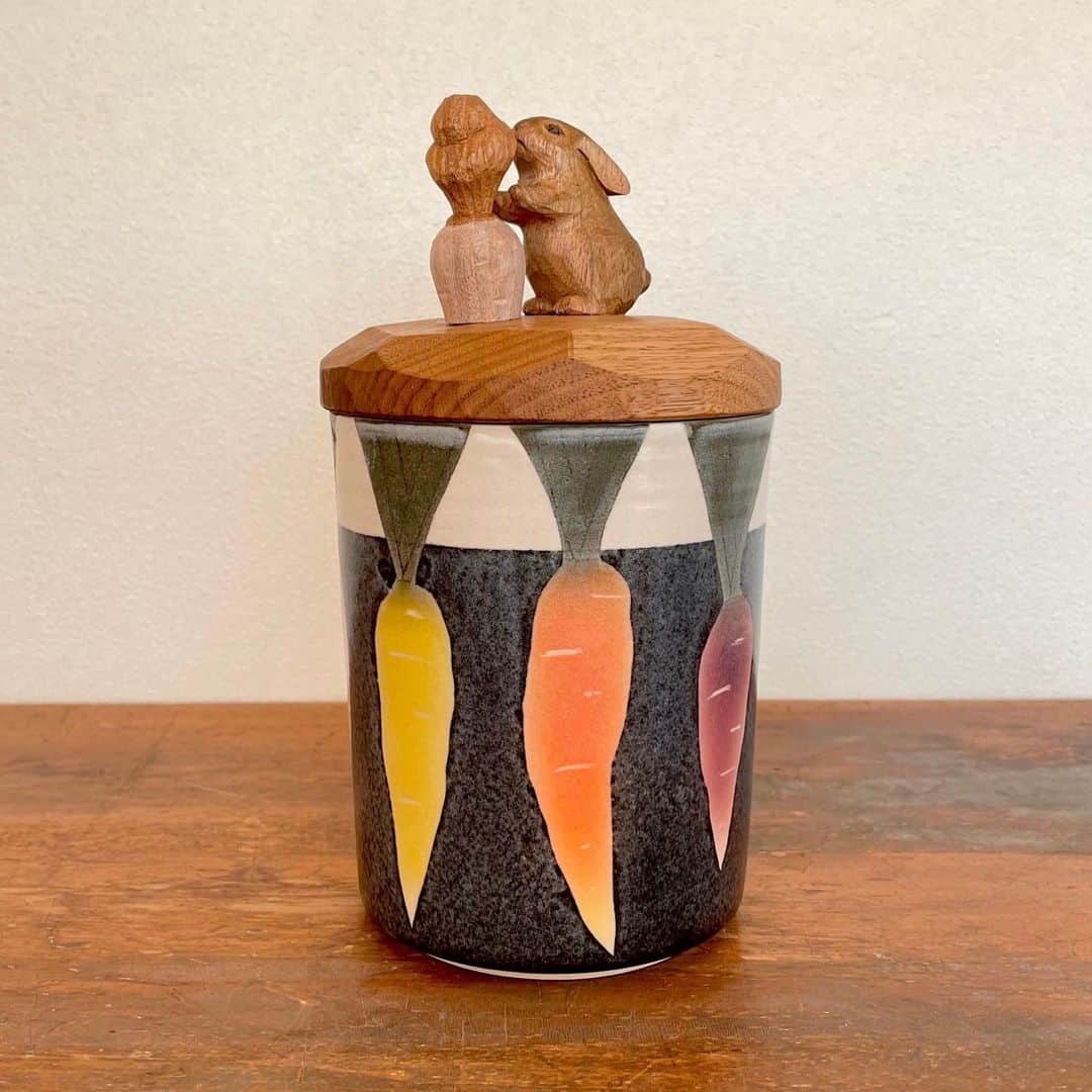 手紙社さんのインスタグラム写真 - (手紙社Instagram)「【木と陶器のコラボキャニスターはいかが？】 棚に飾って毎日眺めたくなるような、おおらかな図柄が印象的な器を制作する「はるな陶芸工房　りら（@haruna_tougei）」。桃の木や葉っぱ、夜空などを描いた陶器に、動物たちがちょこんと乗った木の蓋がかぶさるキャニスターは、なんと木工作家・KIYATA（@kiyataforest）とのコラボレーション作品！　まるで絵本の1ページを切り取ったかのような作品は、眺めているだけで自然と笑みがこぼれる愛らしい佇まいです。  --------------------- 【「手紙社のオンラインフェスティバル 紙博&陶博」開催概要】 会期：2021年3月1日（月）〜3月7日（日）　＊参加無料﻿ 会場：「手紙社のオンラインフェスティバル 紙博&陶博」公式サイト﻿  ▶︎詳細は「@kamihaku2021」プロフィールのURLから！  ◎オンラインショッピング 定番アイテムだけでなく、新作やここだけの限定アイテムなど、出展者による渾身の作品がずらりと並びます。さらに“手紙社の部員”限定で、ひと足早くお買い物ができる先行販売を実施！ プレビュー期間：2月25日（木）12:00〜2月27日（土）24:00 先行販売期間：﻿2月28日（日）10:00〜24:00﻿ 一般販売期間：﻿3月1日（月）12:00〜3月7日（日）24:00﻿  ◎オンラインミーティング 制作のバックグラウンドや実際に販売する作品の紹介などを直接聞いたり見たりできるオンラインミーティング（番組）を、一部の出展者からお届けする予定！  ▶︎「手紙社の部員」について詳しくは、手紙社公式サイト→「部員ですけど、何か？」をチェック！  #手紙社#手紙舎#紙博#陶博#オンラインイベント#紙#イラスト#デザイン#印刷#活版#文房具#マステ#ハンコ#手紙#箱#雑貨#陶器#磁器#器#キャニスター#はるな陶芸工房りら #tegamisha#kamihaku#touhaku#paper#papercrafts#ceramics#pottery#handcraft#KIYATA」2月17日 14時14分 - tegamisha