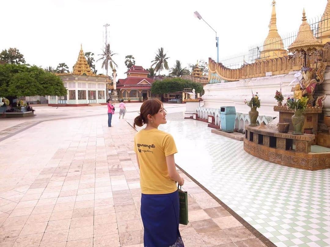 岩井七世のインスタグラム：「舞台写真が続いたのでちょっと息抜きミャンマーさんぽ🇲🇲  6枚目の写真、全員地元の方と思われがちだけど一人は私です。市場の人たちなんだけど、みんなよく笑ってた。 5枚目の船に乗ってるおじちゃんは、帽子をとるとハゲなのよ〜！と底抜けに明るく頭部を見せてくれてる場面。ハゲのギャグって世界共通なのか？👶  #現地馴染みすぎ  #デッドストック旅写真」