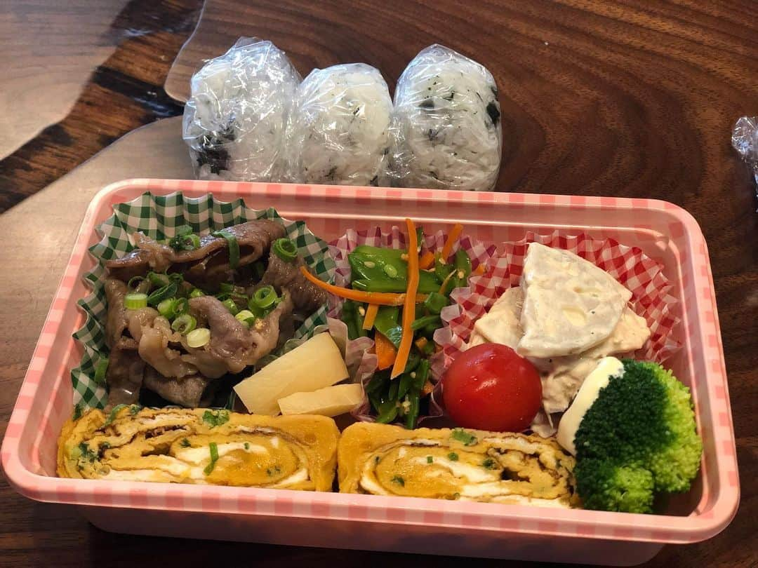 月央和沙さんのインスタグラム写真 - (月央和沙Instagram)「今日の朝は、 久々にお弁当🍙作りました‼️ . なのでついでに自分用にも👆🏻  お弁当ってなぜか冷めても美味しく感じます🙏🏻✨ たまにはお弁当もいいなー😊  . #お弁当 #お昼は #鶏そぼろ #おやつは #パウンドケーキ #夜は #牛のしぐれ煮  #卵焼き #れんこんツナサラダ #絹さやとにんじんナムル #たくわん #わかめごはんおにぎり」2月17日 19時45分 - kazusa_tsukio