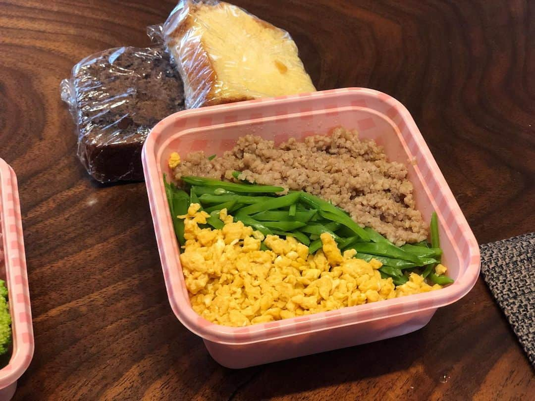 月央和沙さんのインスタグラム写真 - (月央和沙Instagram)「今日の朝は、 久々にお弁当🍙作りました‼️ . なのでついでに自分用にも👆🏻  お弁当ってなぜか冷めても美味しく感じます🙏🏻✨ たまにはお弁当もいいなー😊  . #お弁当 #お昼は #鶏そぼろ #おやつは #パウンドケーキ #夜は #牛のしぐれ煮  #卵焼き #れんこんツナサラダ #絹さやとにんじんナムル #たくわん #わかめごはんおにぎり」2月17日 19時45分 - kazusa_tsukio