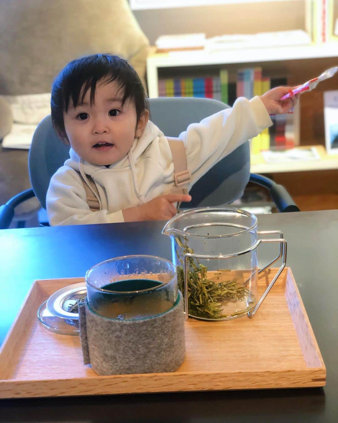 木村ミサさんのインスタグラム写真 - (木村ミサInstagram)「かわいい小さなお友達が 一緒に茶をしばいてくれた🍵  10年前くらいからヲタ友の@13chinpan さんの個展を観にいってきた！  一緒に徹夜してヲタ活してたわたしの青春を共にしてくれたお姉さん。 チンパンさんの個展ちゃんとみたのはじめてだったけど、しっかり温度が感じられるものが沢山で、ママになってもバリバリなチンパンさんかっこいいし、キキまるもかわいすぎた。  会場の @jinnan.house の茶空はずっと行きたかった場所でやっと行けた〜！  名前に惹かれて @okutomien の鬼の白骨を☠️🍵  ほうじ茶と緑茶のいいとこ取りでお豆のような香ばしい香りに癒された。  嬉しい出会いもできて、 楽しすぎる茶の間でした🍵  外にこたつあるの最高すぎるから 今度ここで原稿書こう📝  #tea #japanesetea #sencha #greentea #sakuu #jinnanhouse #日本茶 #日本茶カフェ #日本茶専門店 #渋谷カフェ #原宿カフェ」2月17日 19時45分 - misaxmas